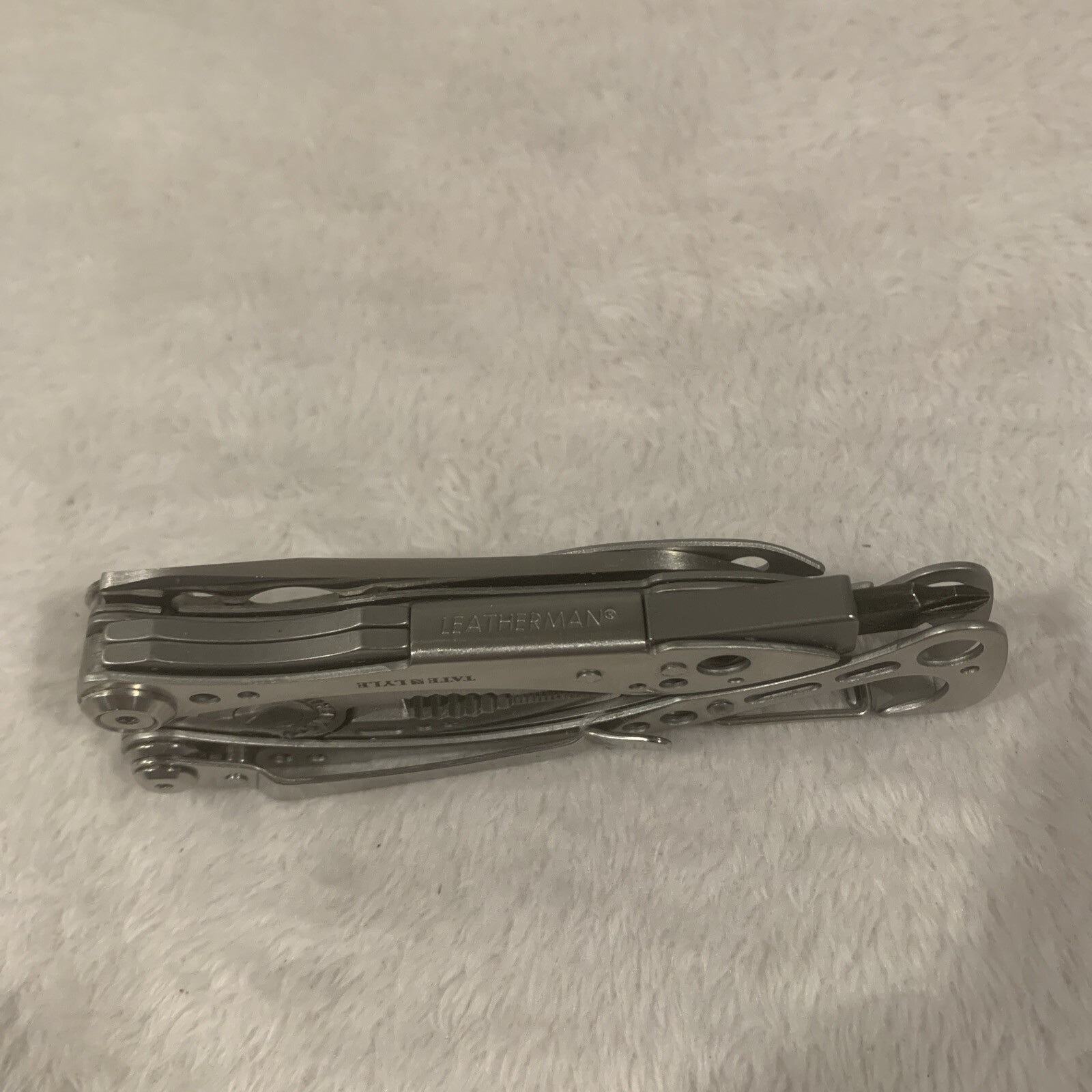 LEATHERMAN Skeletool Multi Tool – Combo Edge Blade Knife Pliers Carabiner!