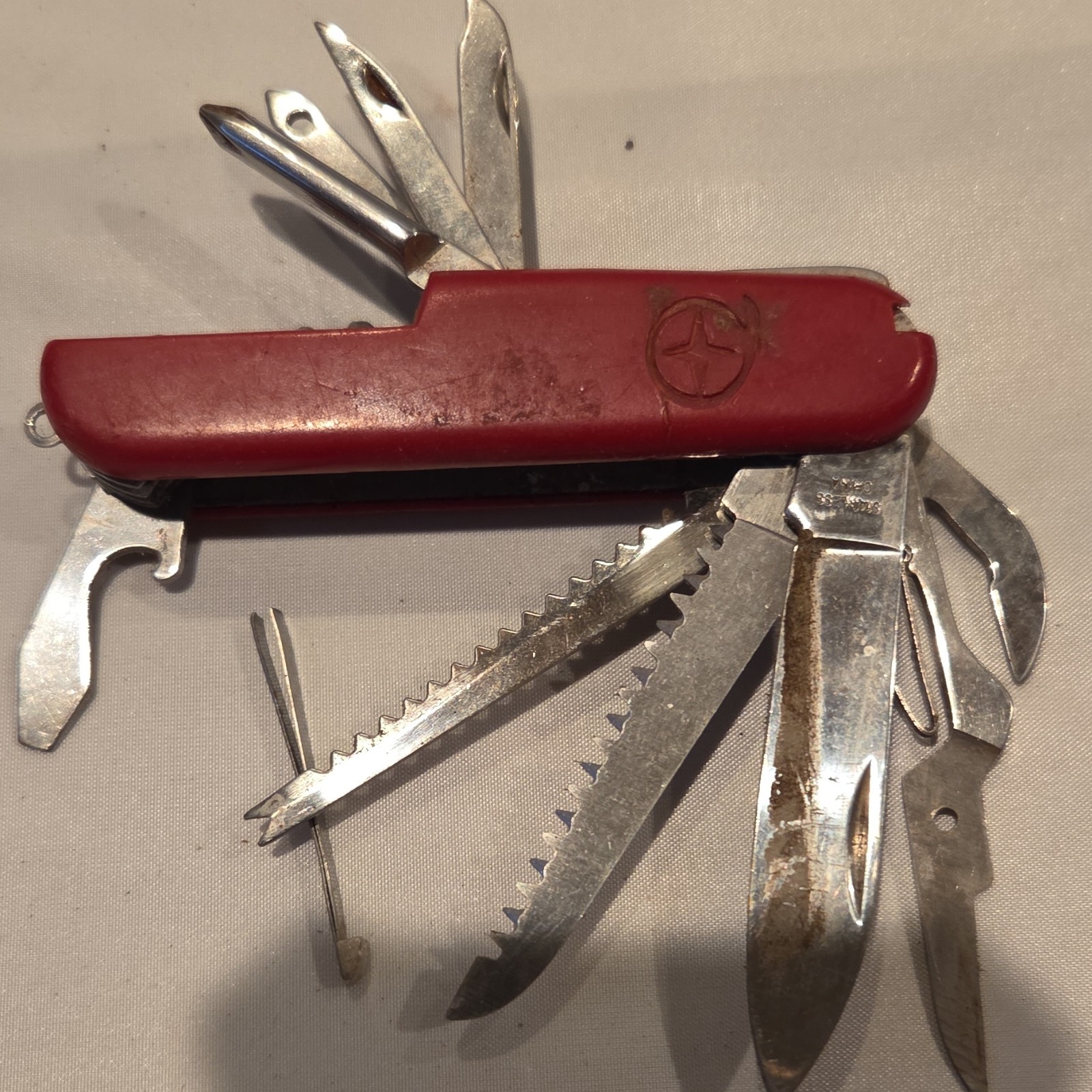 Camillus Red Plastic Multi-Tool Knife Saw Scissors Bottle Opener Serrated 2.5″