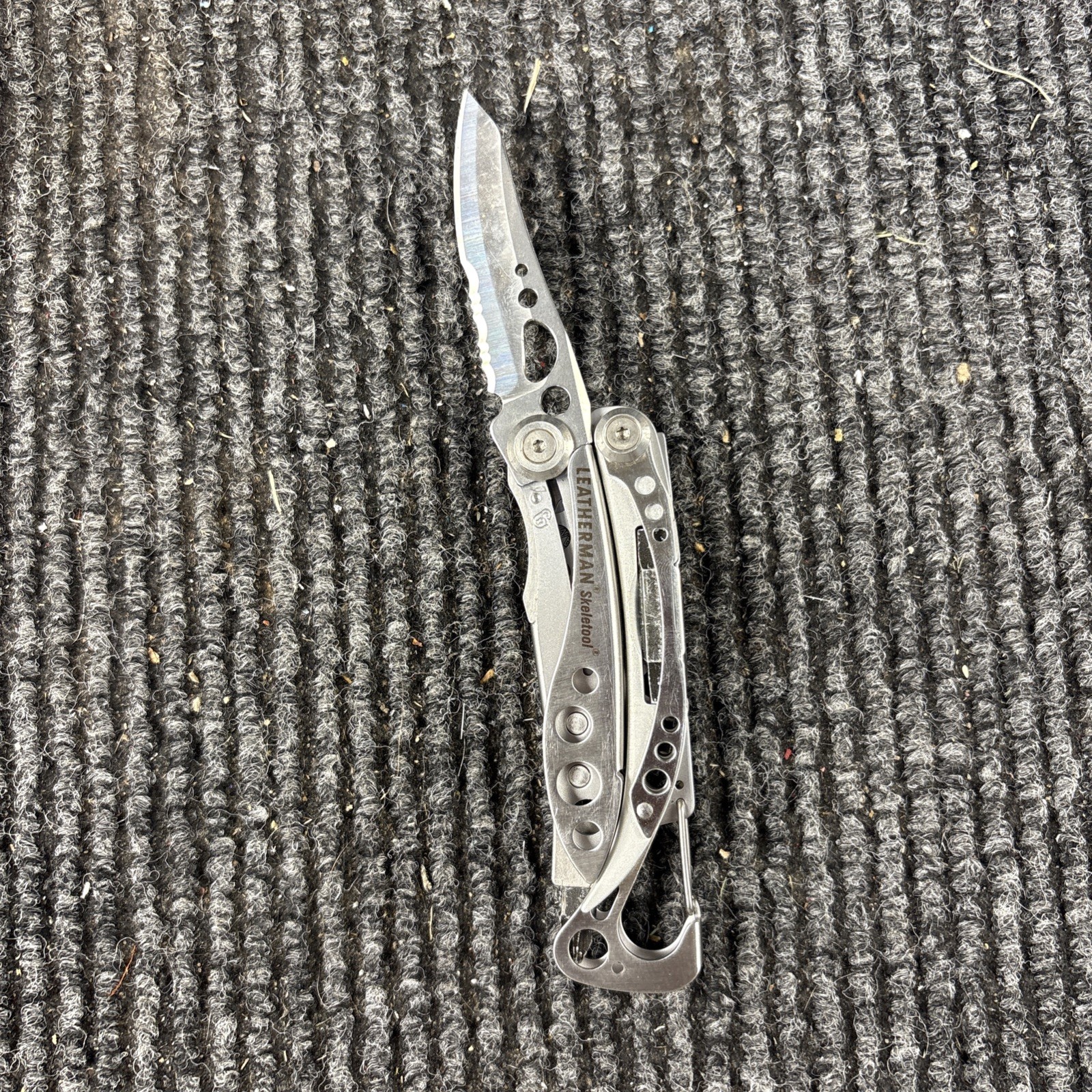 LEATHERMAN Skeletool Multi Tool – Combo Edge Blade Knife Pliers Carabiner (066)