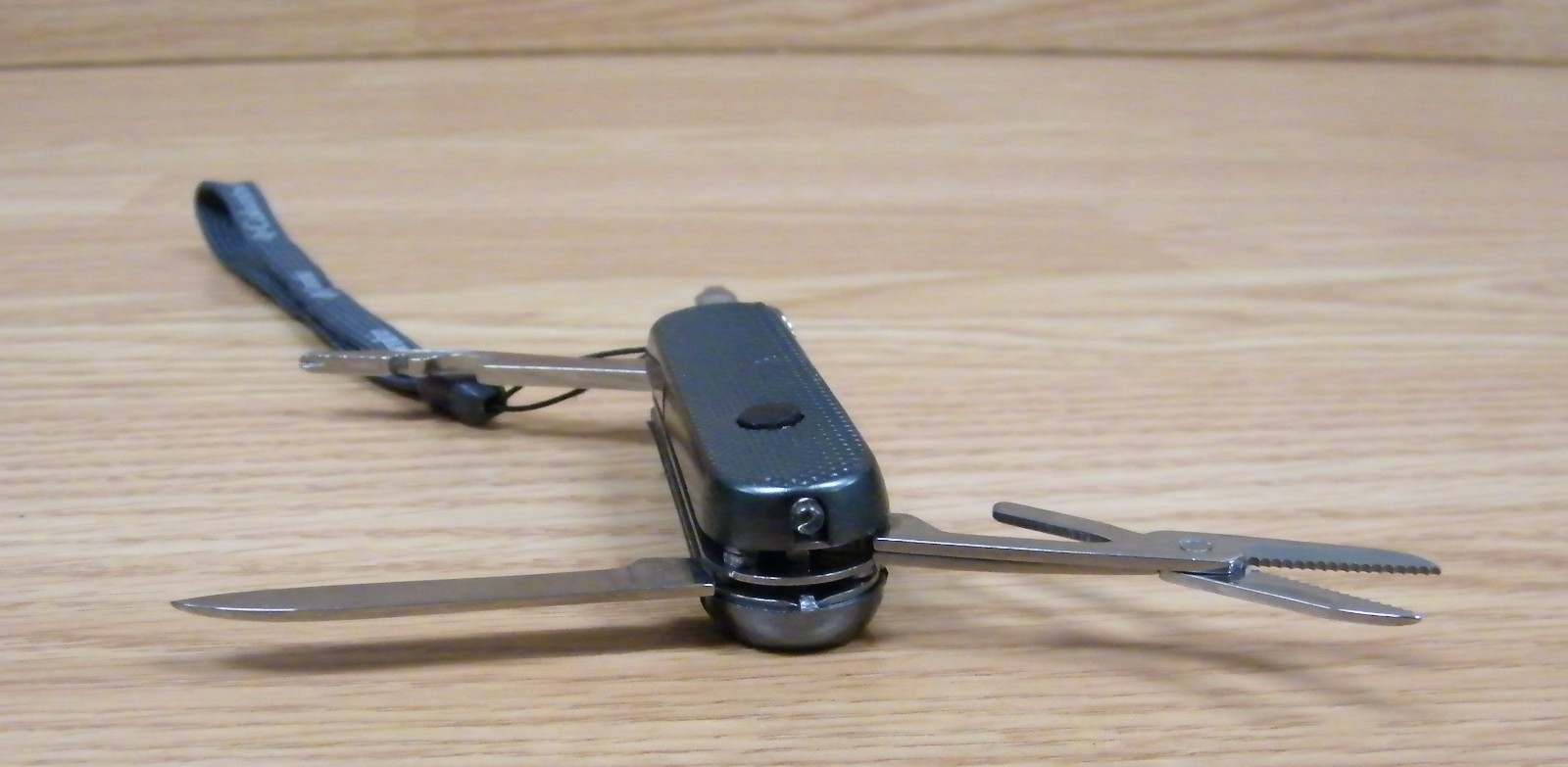 Genuine Columbia 10-Function Tool / Pocket Knife With Red Light **NEW-READ**