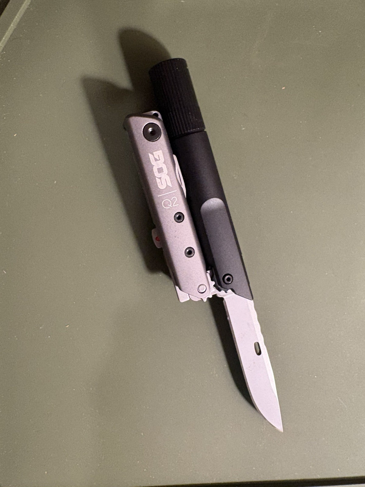 Sog Baton Q2 Multi Tool Flashlight Folding Knife Screwdriver Bottle Opener