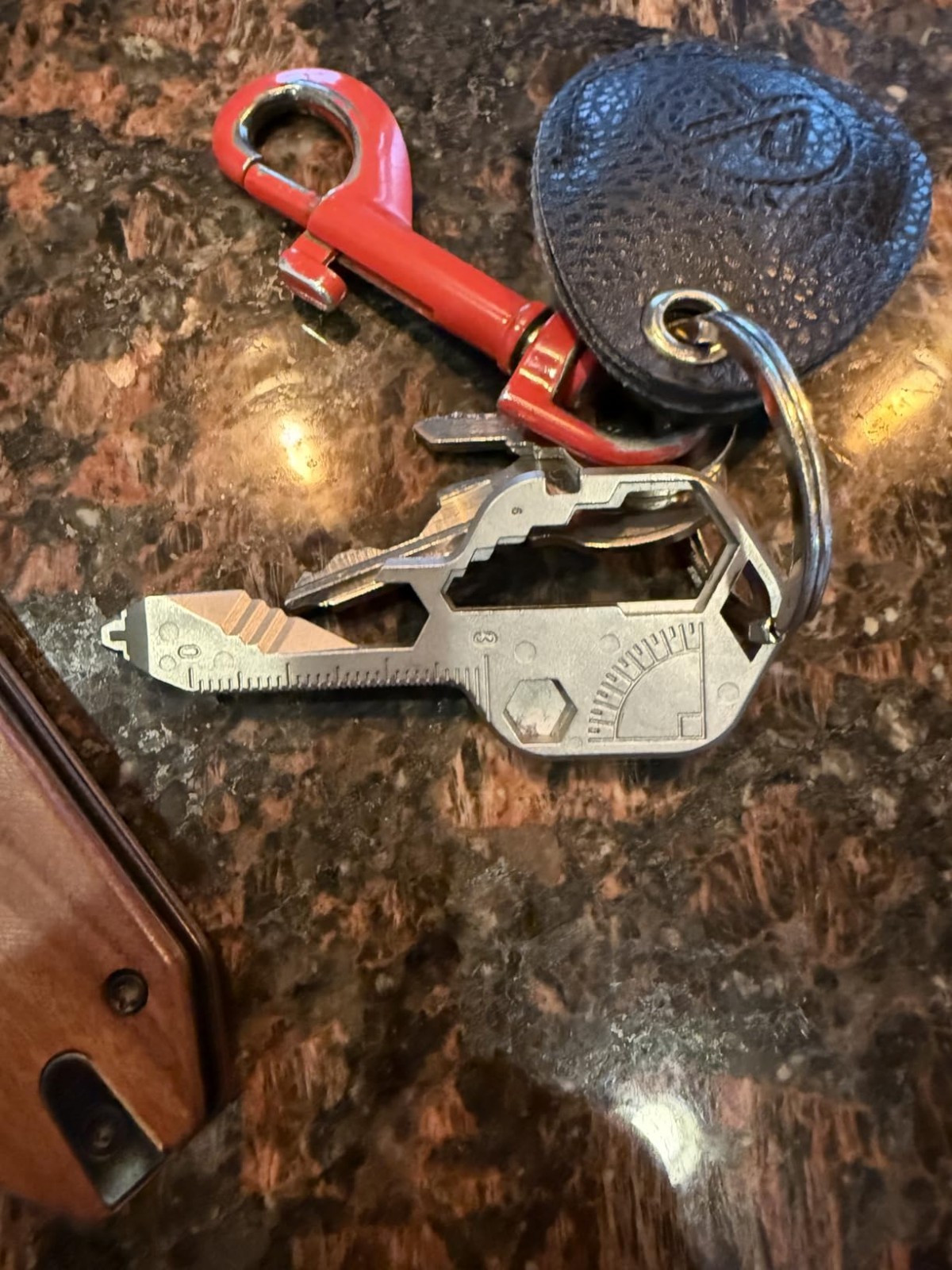 Versatile Keychain Multitool: 16+ Functions in Compact Design for EDC Travel