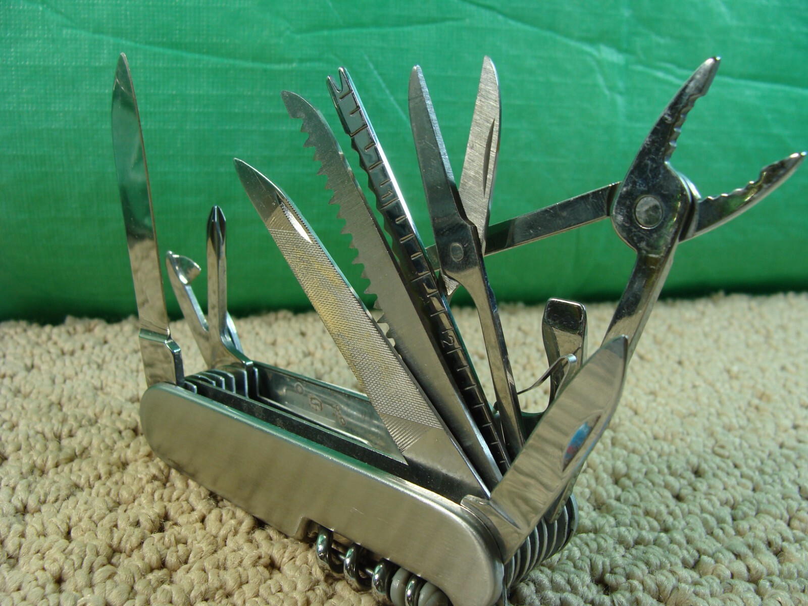 Multi-Tool Pocket Knife Case-for-Belt 6.9-oz 12-Tools Scizzors Screwdrivers