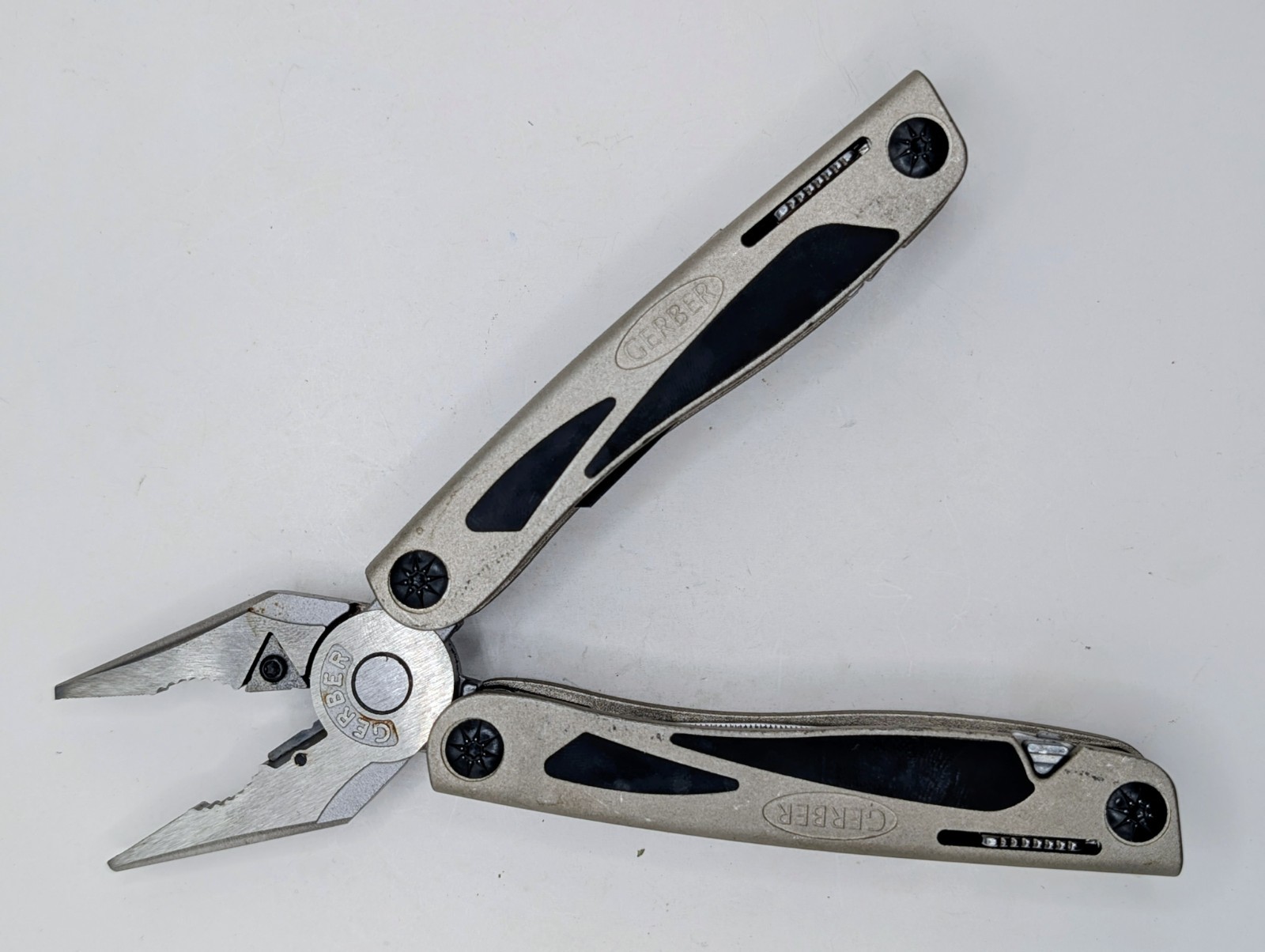 Gerber MP800 Urban Legend 12-In-1 Multi-plier w/ Rem Grit & Molle Sheath – VGUC!