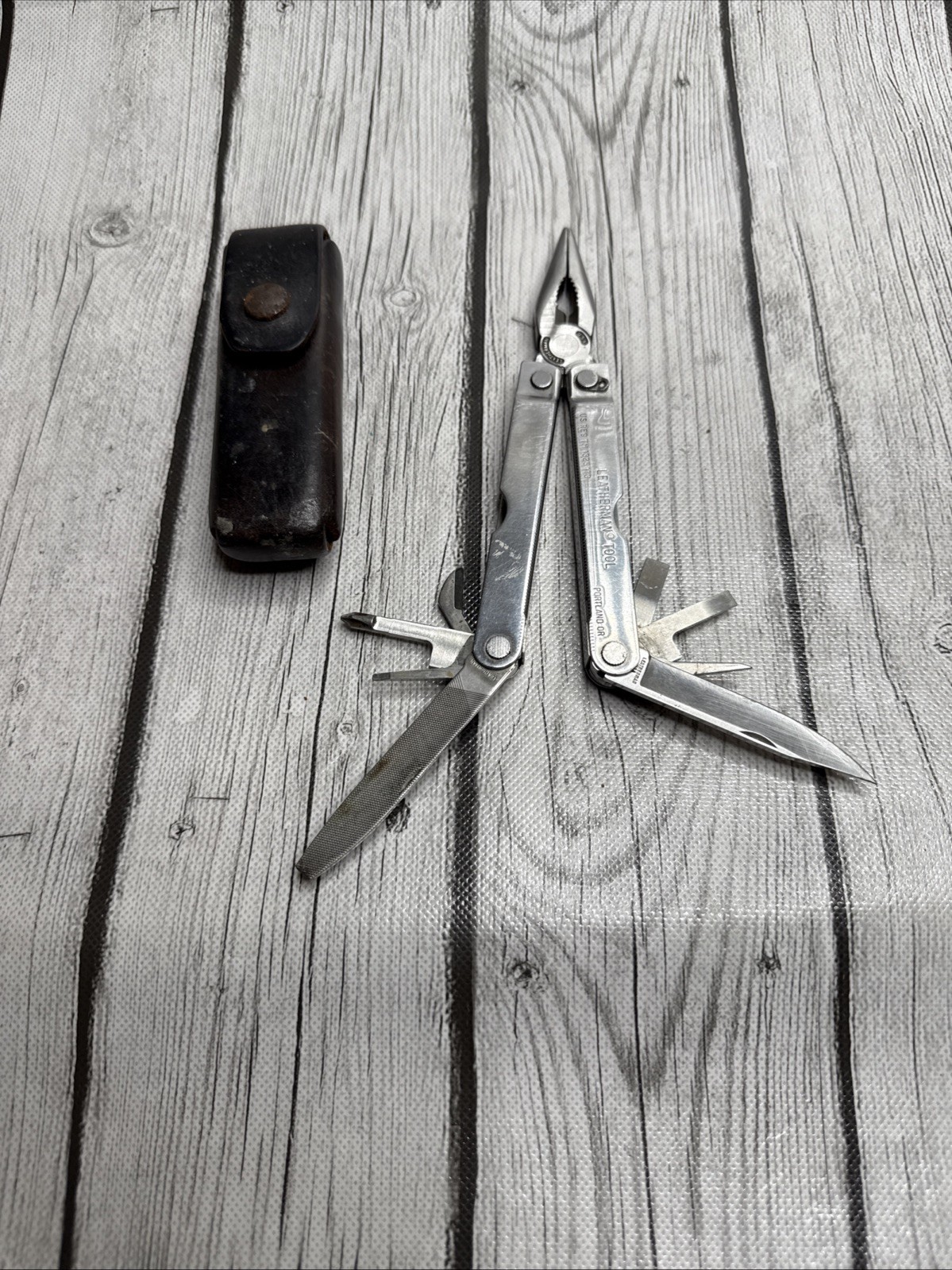 Leatherman Multi Tool With Leather Sheath Excellent Condition