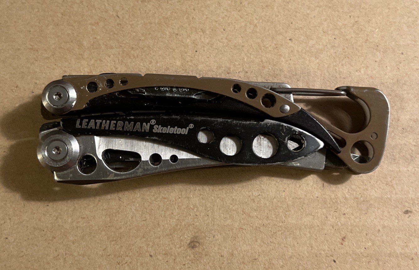 Leatherman Skeletool Multi-Tool – Pliers, Combo Blade, Driver Bits – Coyote Tan