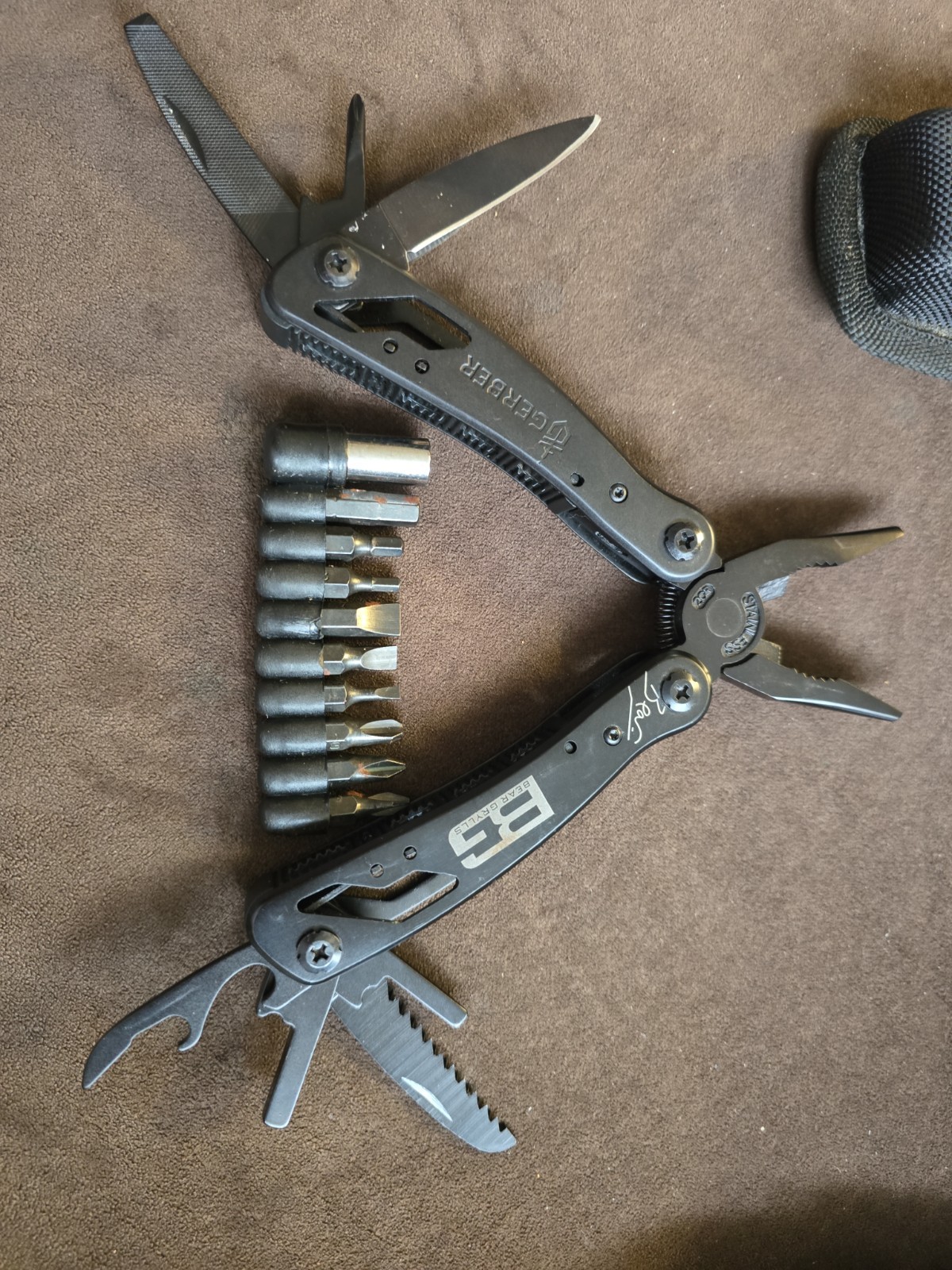 Bear Grylls Gerber Multi Tool w/ Pocket Guide