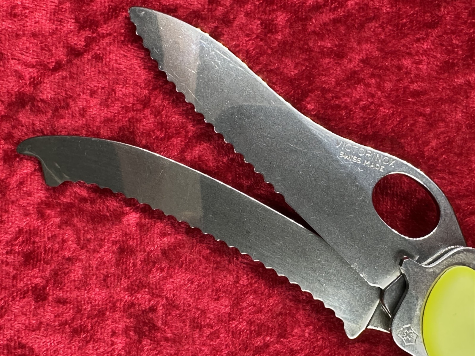 Victorinox RescueTool StayGlow Handle Large Swiss Army Knife 111mm 11 Tool (642)