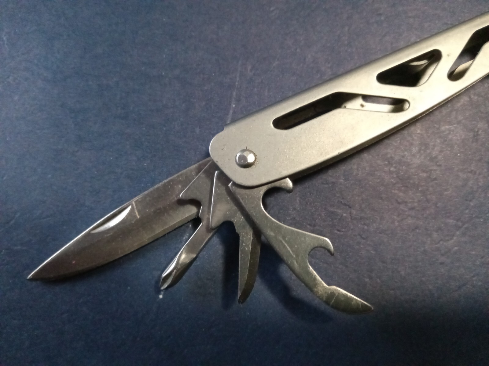 9 Multi Utility Tool No brand name. no scratches, excellent condition