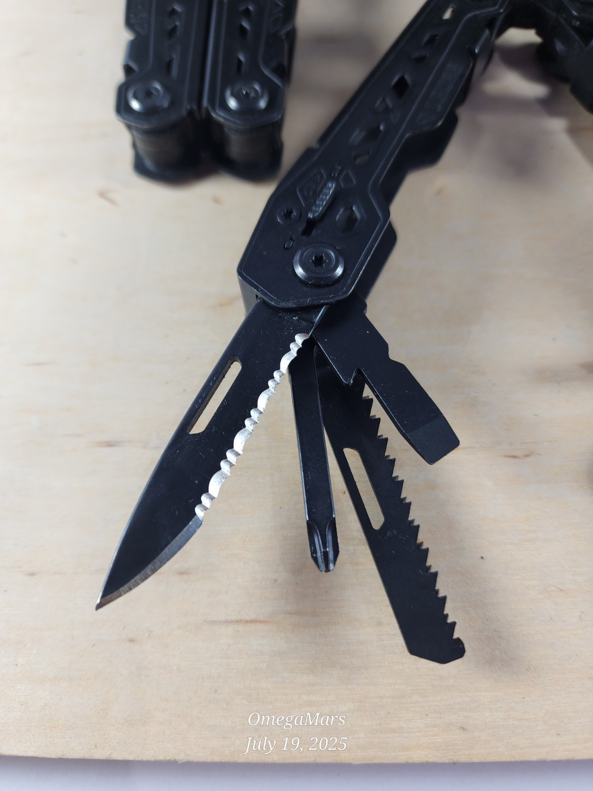 Gerber Truss 17-in-1 Multi Tool One(1) good – great conditions! Black NO Sheath