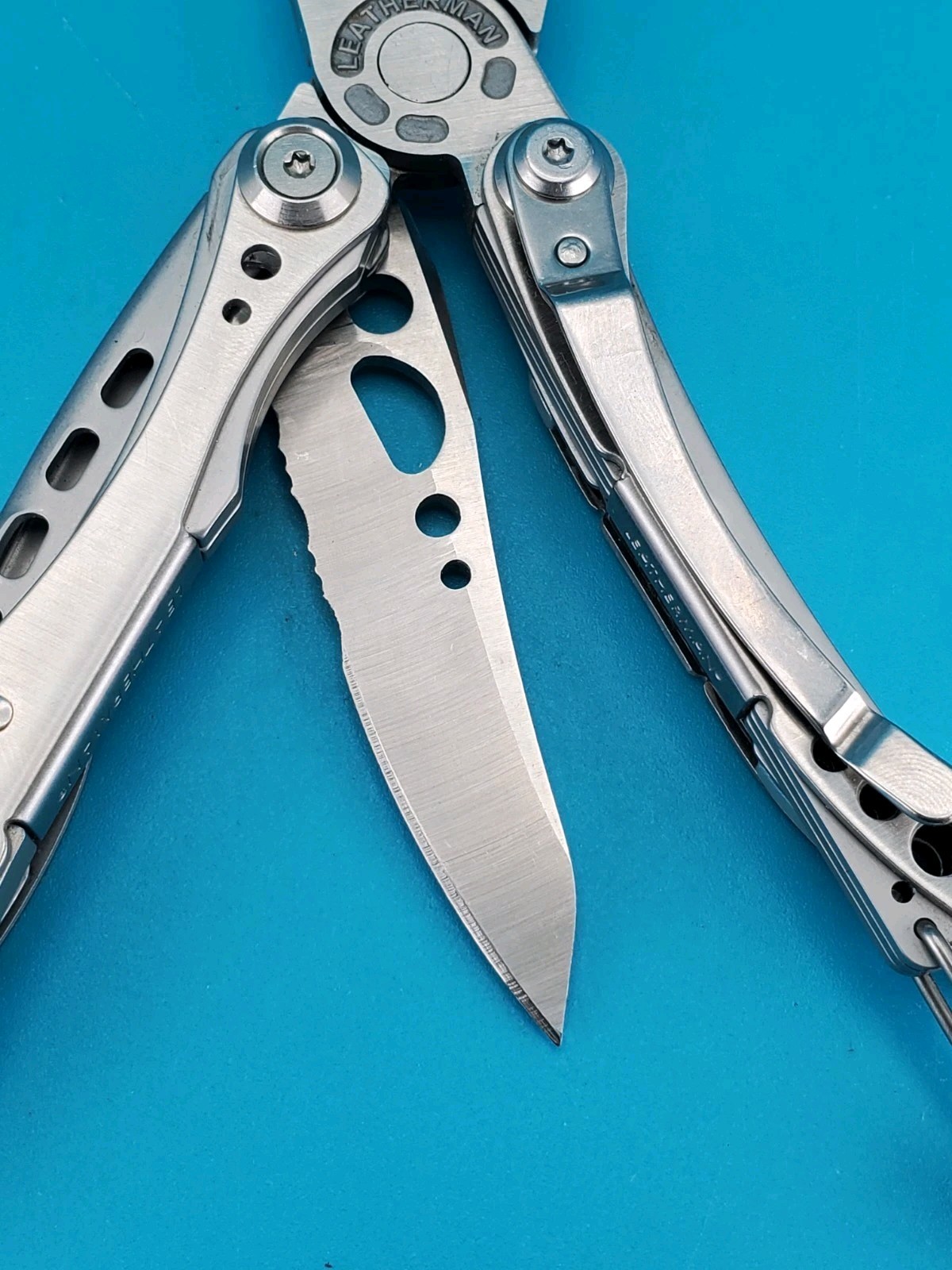 LEATHERMAN Skeletool Multi Tool – Combo Edge Blade Knife Pliers Carabiner!!!
