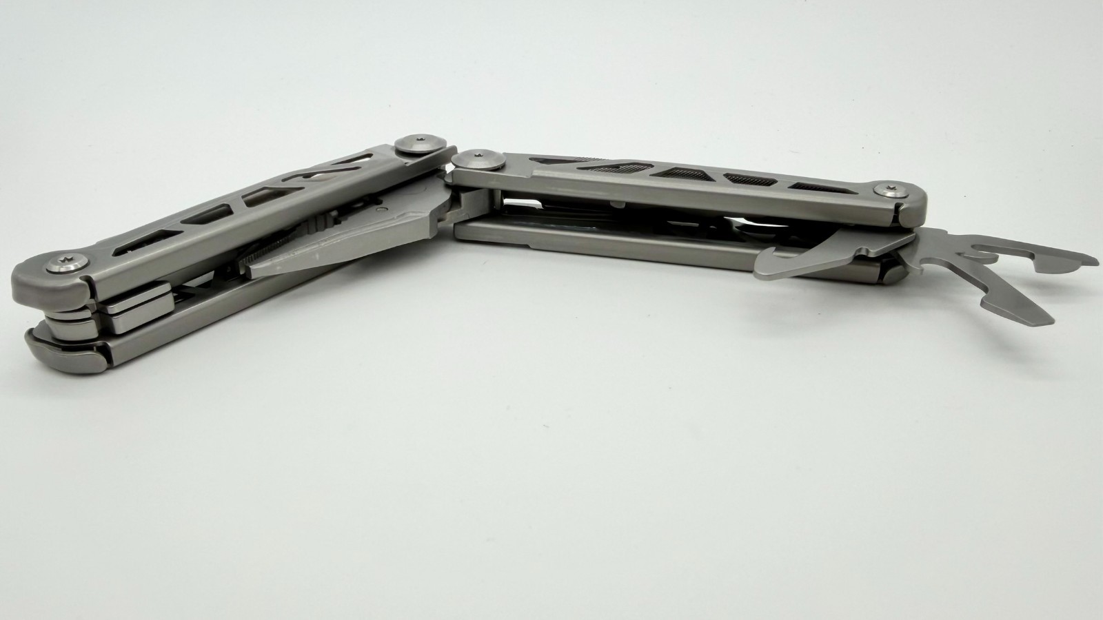 PERWIN 17-in-1 Multi-Tool Pliers Pocket Knife Saw Scissors File Self-Locking EDC
