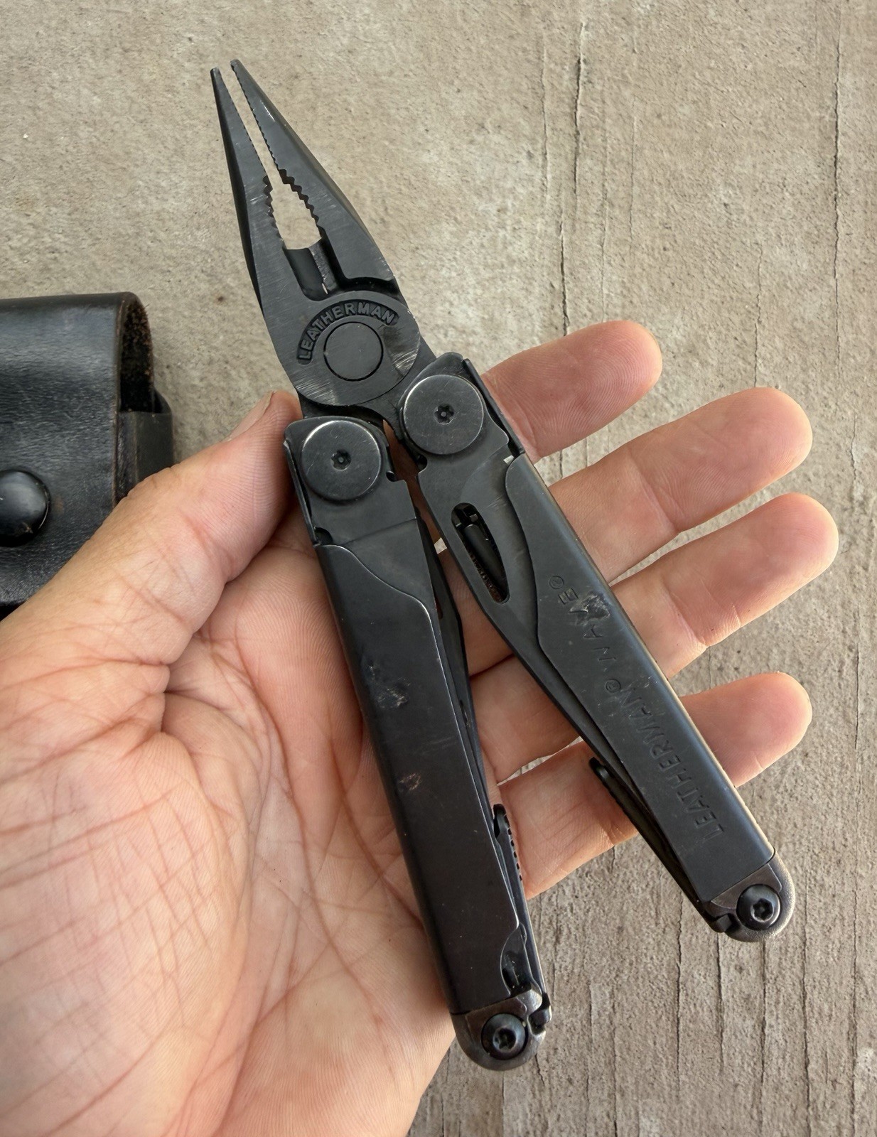 LEATHERMAN WAVE BLACK OXIDE STAINLESS STEEL FOLDING MULTI TOOL IN LEATHER SHEATH