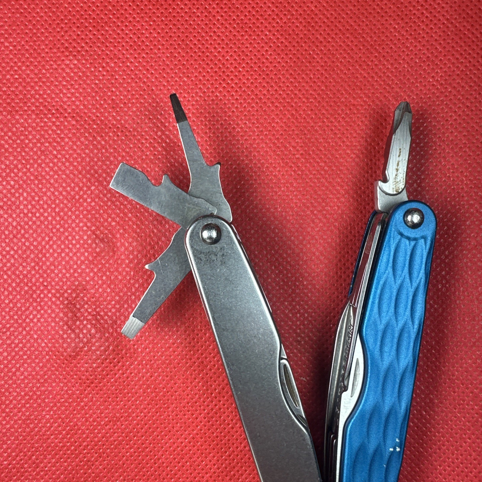 Rare & Discontinued Blue Gen 2 Leatherman Juice CS4, Fish, Home, Great EDC