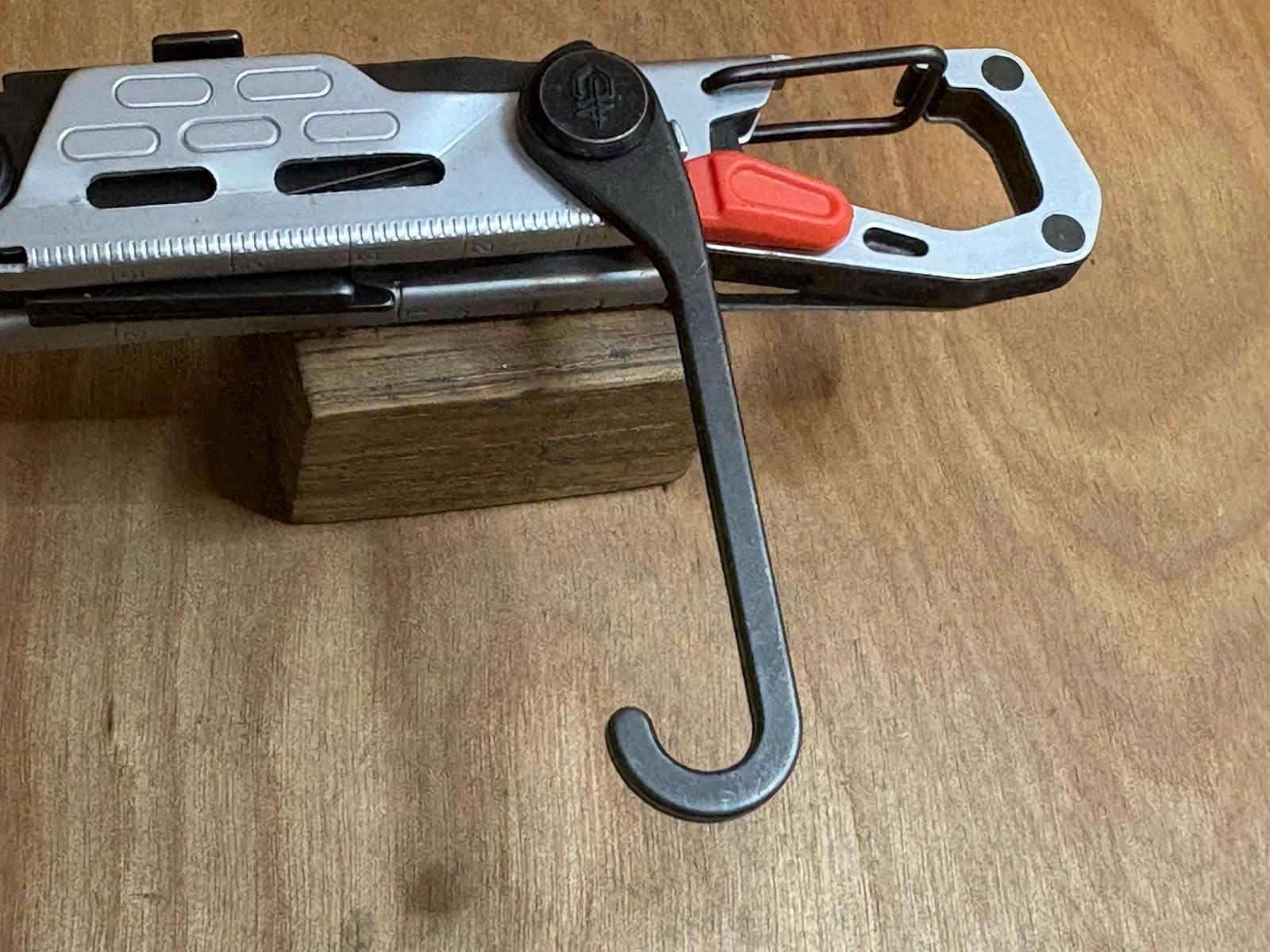 Gerber STAKE OUT Camp Tool 2.5″ Silver Plain Blade Carabiner 11 Tools EXCELLENT!