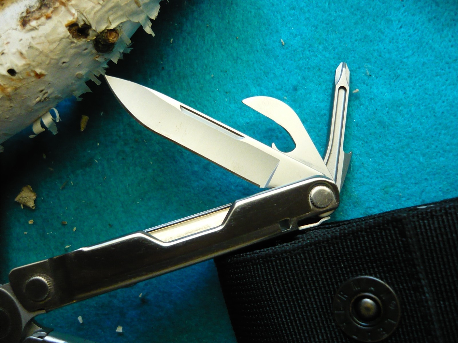 *** Leatherman 832935 BOND Multi-Tool 14 Tools Stainless Steel With Nylon Sheath