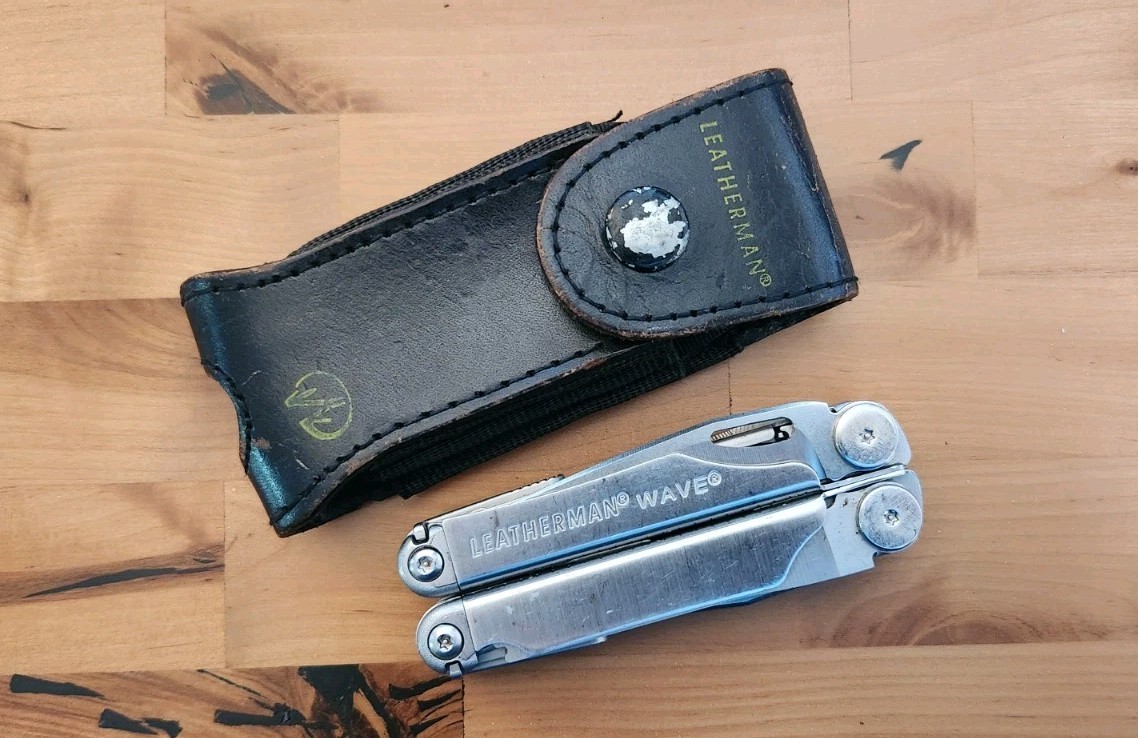Leatherman Wave Multi-Tool Pliers Pocket Knife w/ Sheath – Great Condition – U13