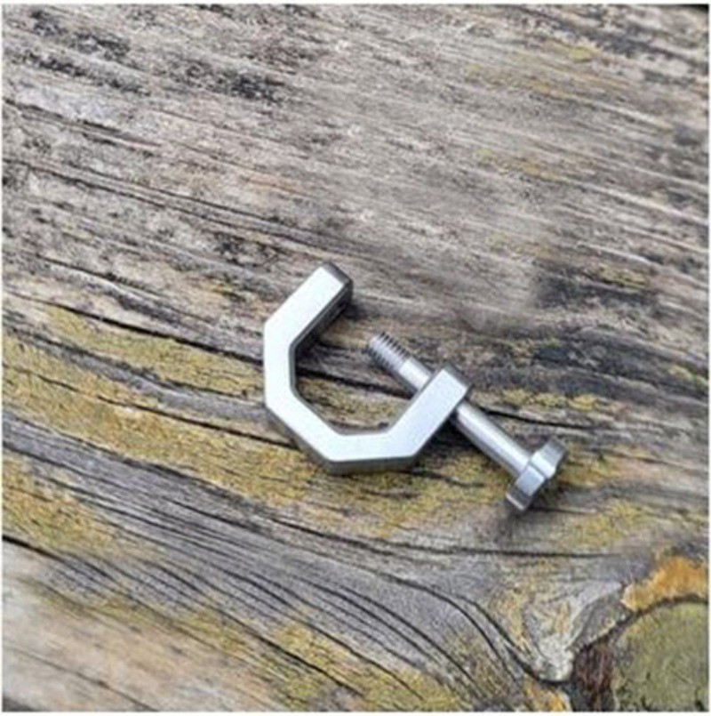 EDC Creative D Type Buckle Titanium Alloy Horseshoe Buckle car Keychain Tool Toy