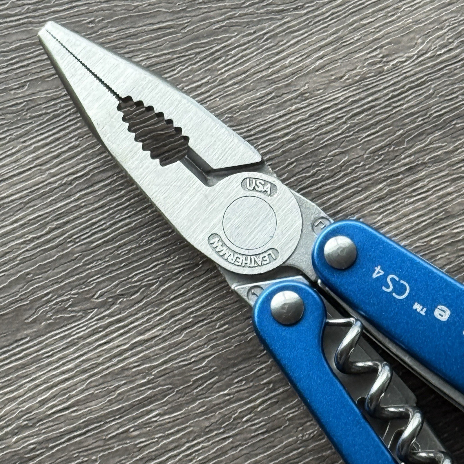 Leatherman Juice CS4 Glacier Blue multitool. New With Box