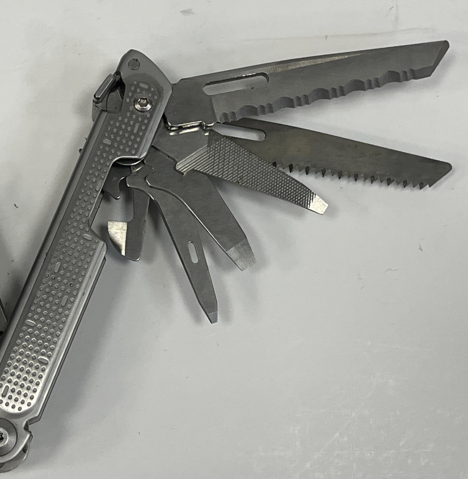 Leatherman Free P4 Multitool Multi-Tool Pliers Tool