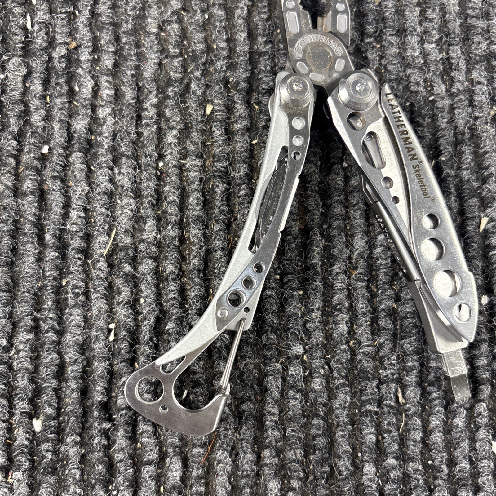 LEATHERMAN Skeletool Multi Tool – Combo Edge Blade Knife Pliers Carabiner (068)
