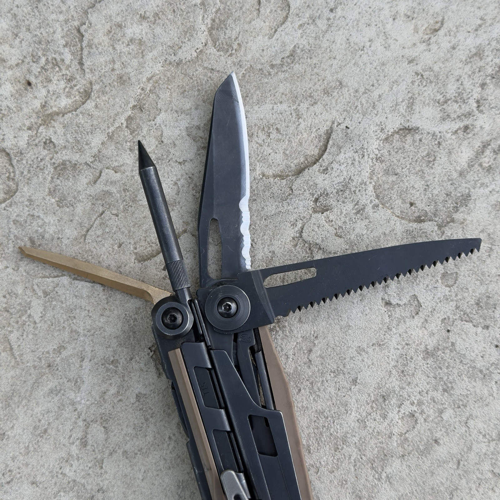 Leatherman MUT EOD Black multi tool Brown/Tan