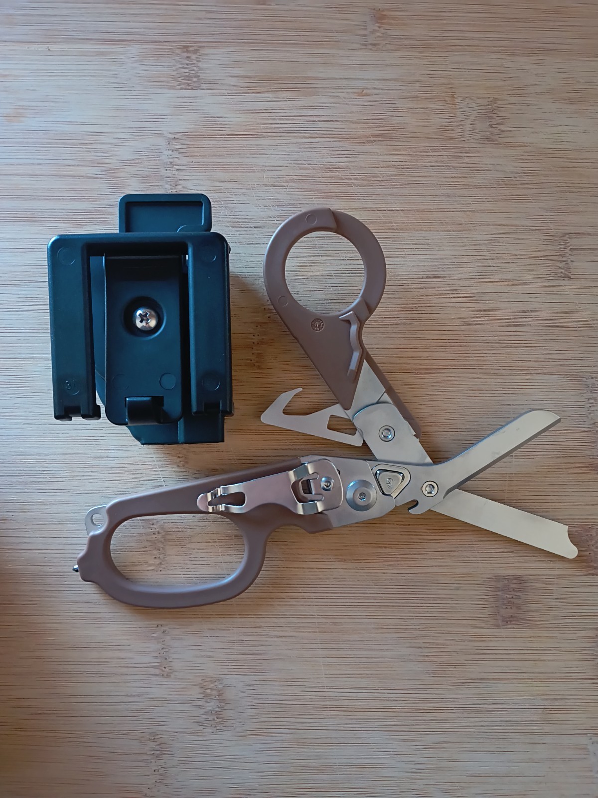 6 In 1 Trauma Shears Multi Tool Compared To Raptor Brown Bean/Carry Case
