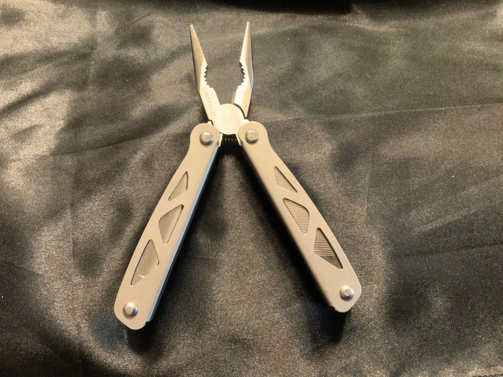 Sheffield utility tool / knife with black pouch