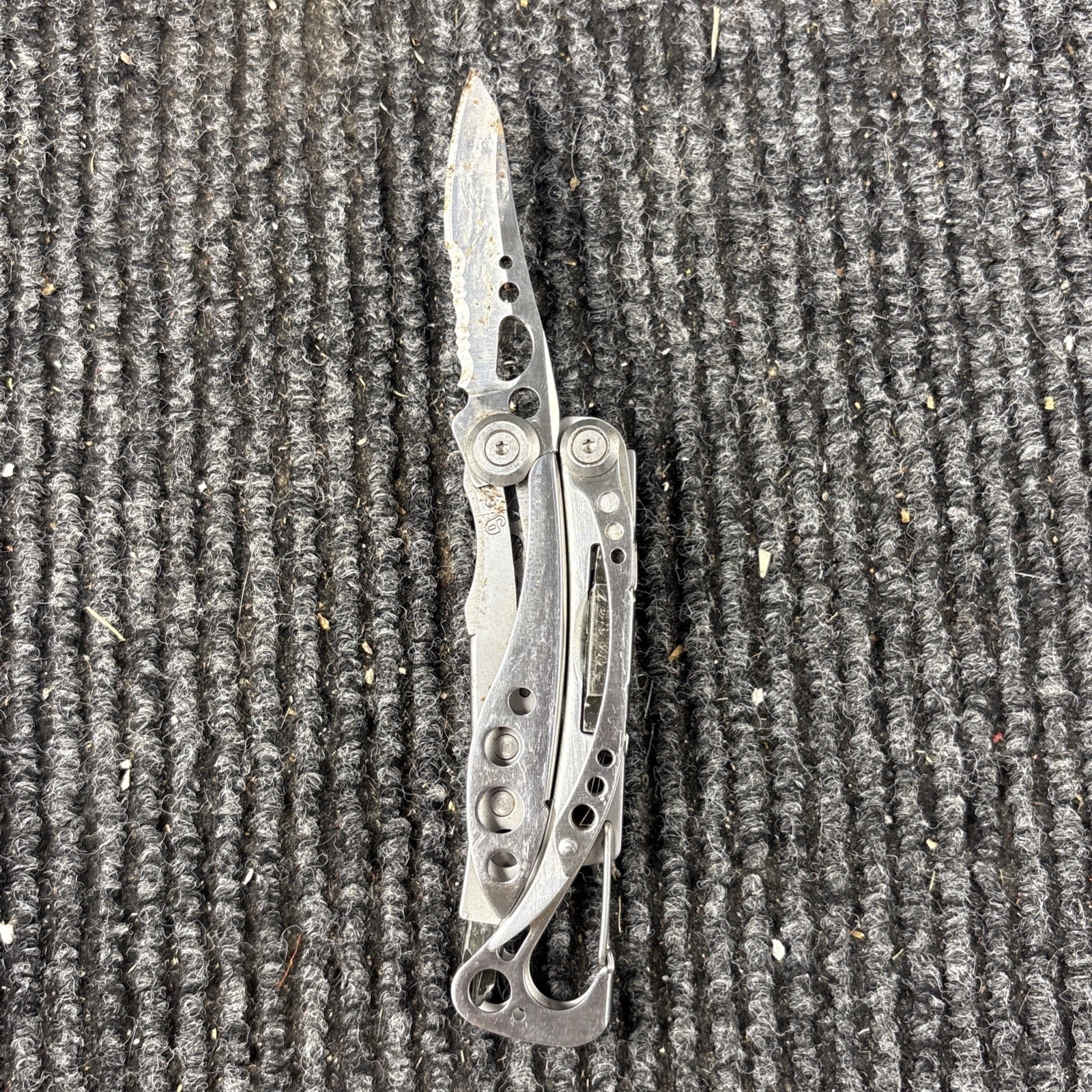 LEATHERMAN Skeletool Multi Tool – Combo Edge Blade Knife Pliers Carabiner (072)