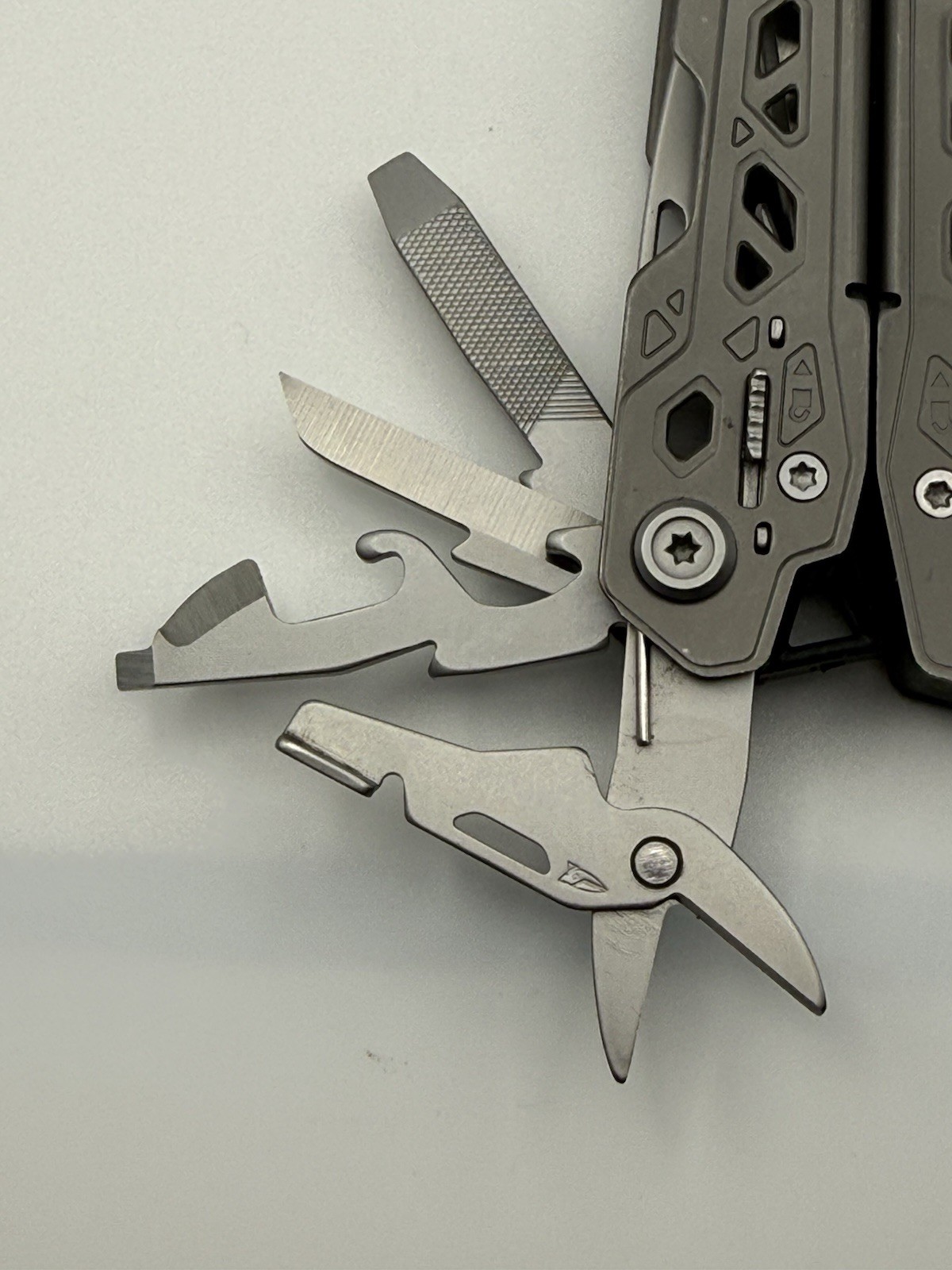 One Gerber Truss 17-in-1 Pliers Multi Tool TSA – Gray