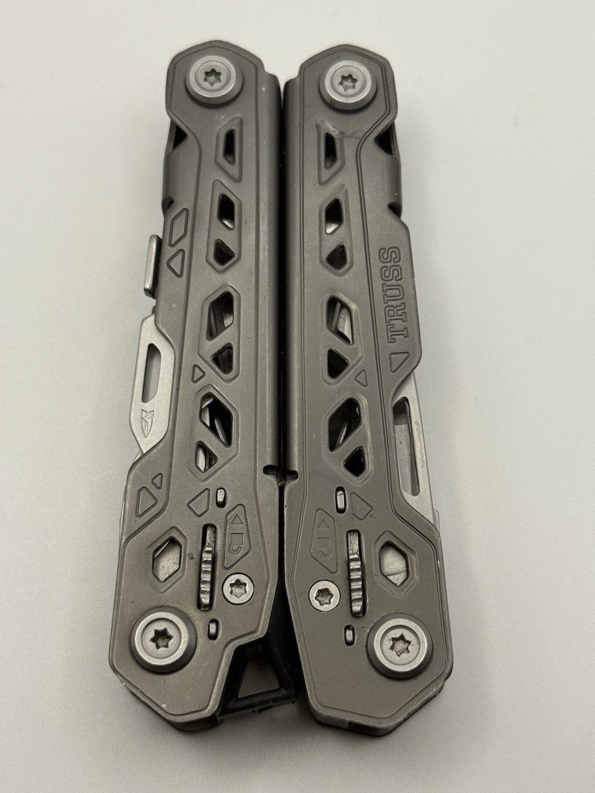 One Gerber Truss 17-in-1 Pliers Multi Tool TSA – Gray