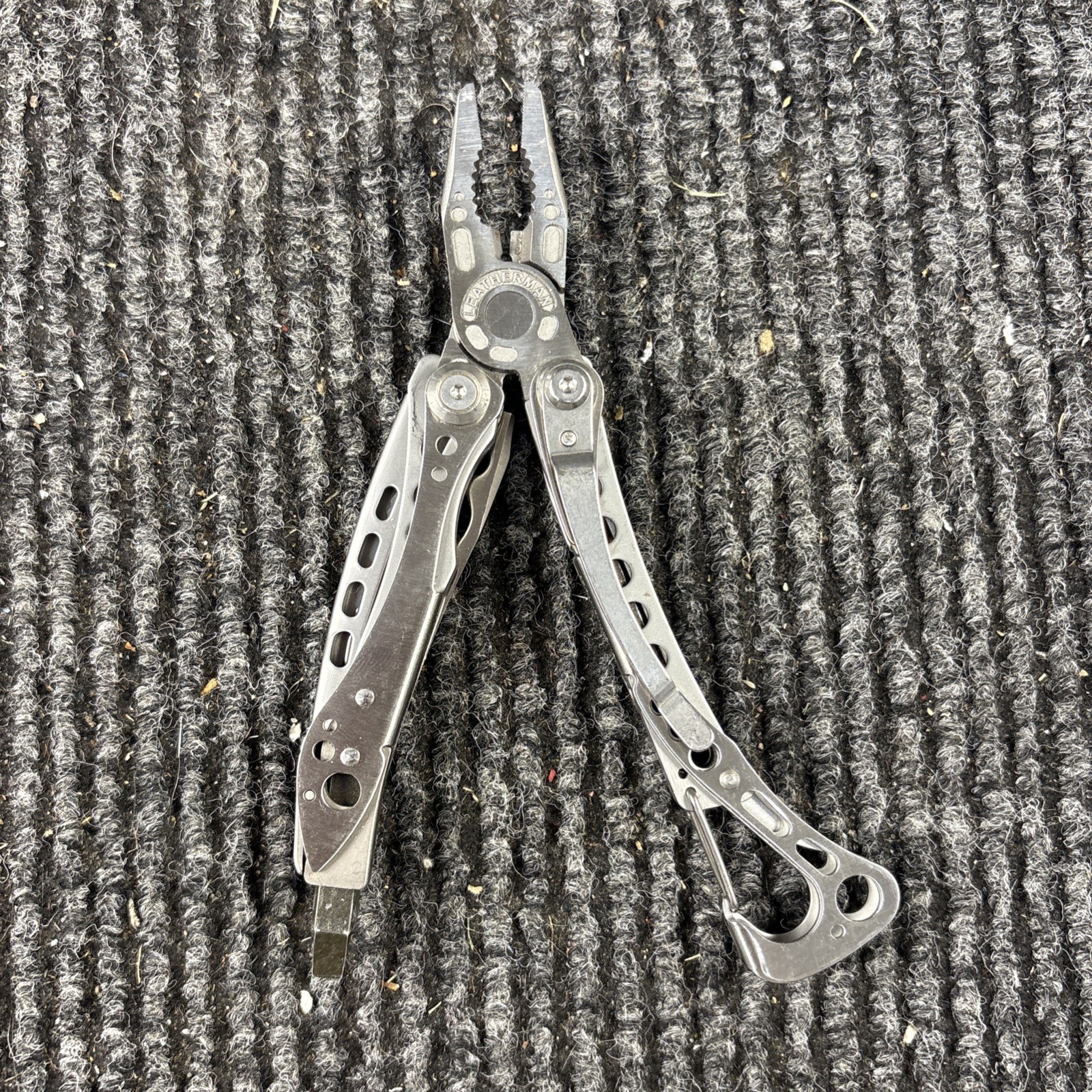 LEATHERMAN Skeletool Multi Tool – Combo Edge Blade Knife Pliers Carabiner (073)