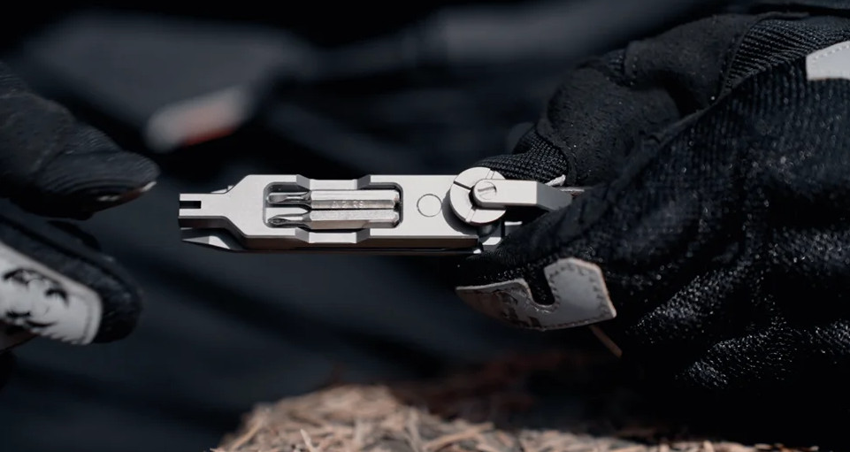 Titanium Alloy EDC Multi Tool Pry Bar Screwdriver Bottle Opener Key Ring Camping