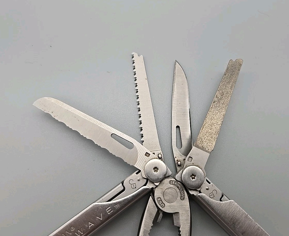 Leatherman Wave Multi Tool dated 0401 – Pliers, File, Saw, Knife Screwdrivers