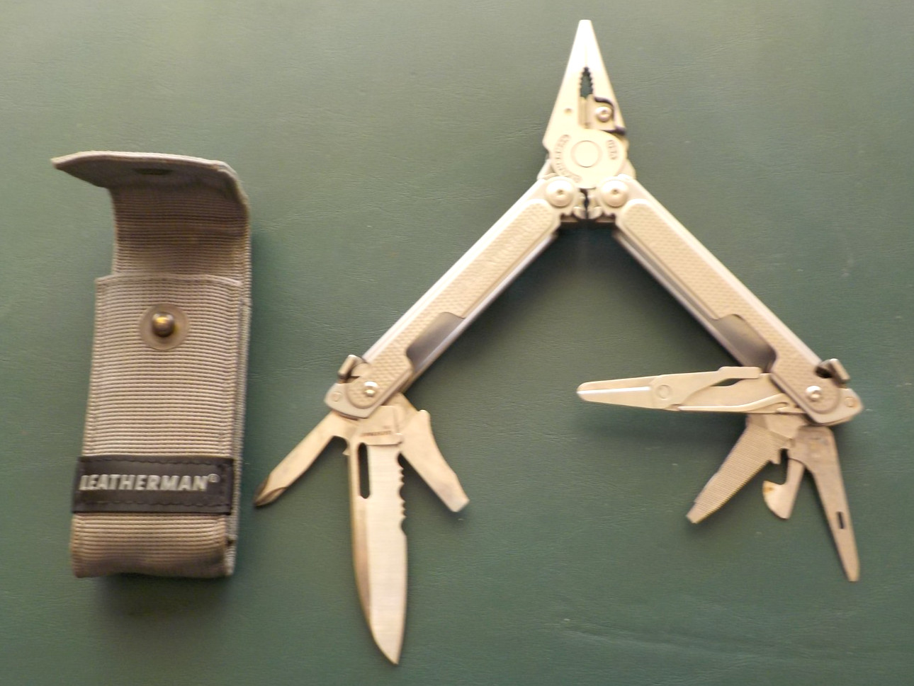 Leatherman FREE P2 Stainless Multi Tool W/ CASE – FREE SHIPPING