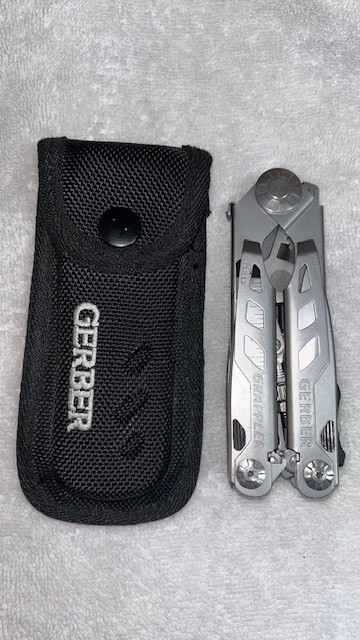 Gerber Grappler Multi tool w/locking pliers. Near Mint condition w/Case