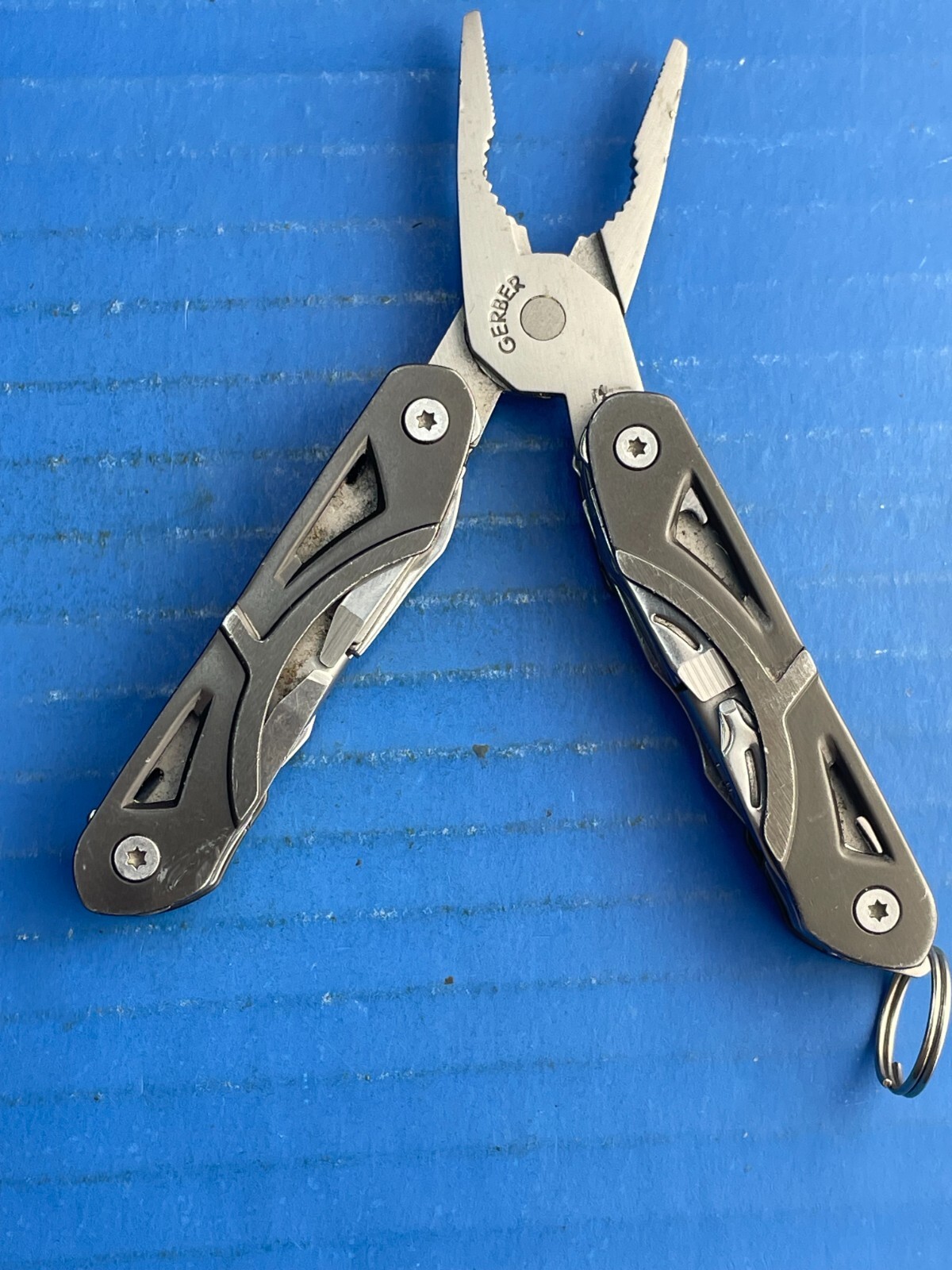Gerber Clutch Multi-Tool Knife – Nail File – Pliers – Screwdrivers- Tweezer