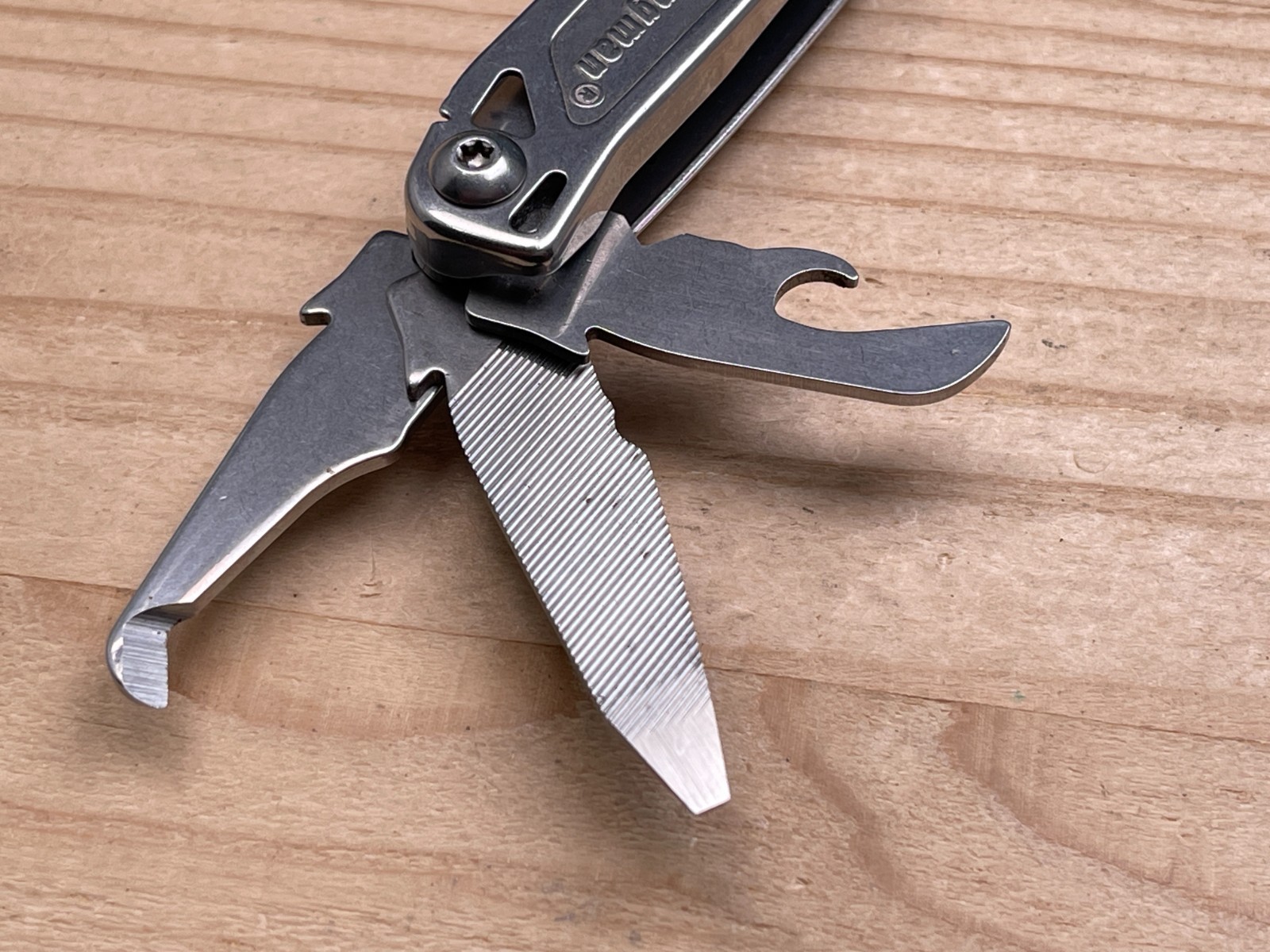 Leatherman Wingman Multi-Tool Knife 12/15 – Stainless Steel, Pocket Clip