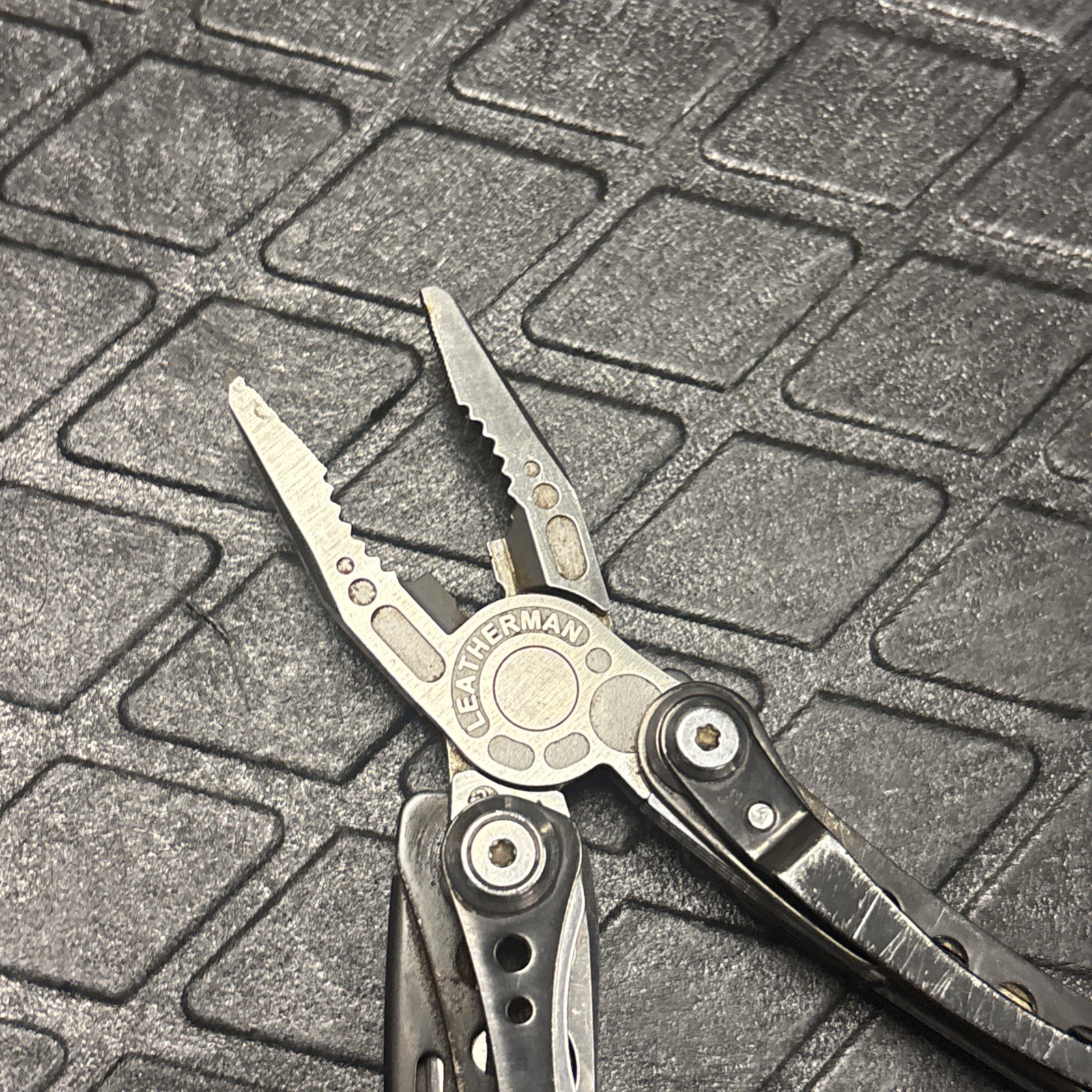 Leatherman Skeletool CX Multi-Tool Pliers Knife, Carbon Fiber