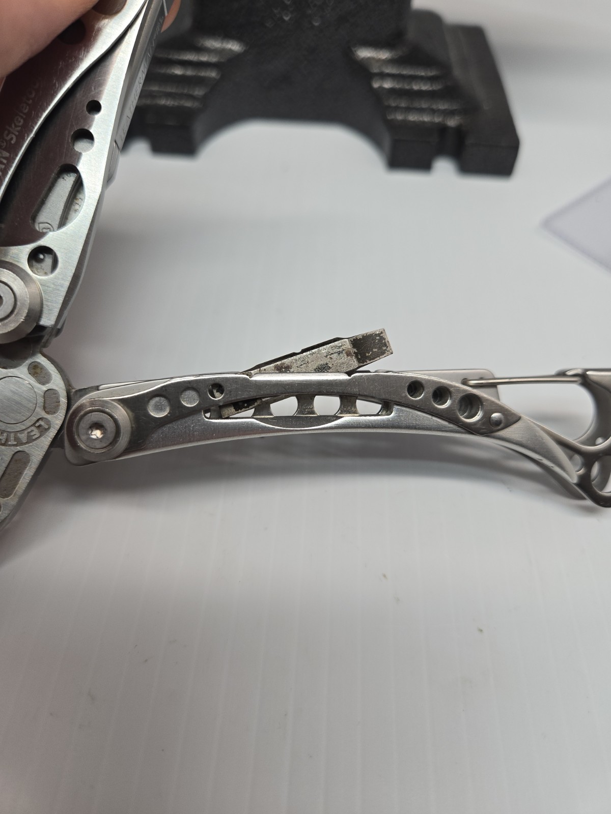 LEATHERMAN Skeletool Multi Tool – Plain Edge Blade Knife Pliers Carabiner!