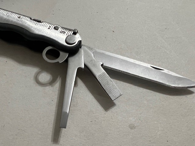 Leatherman Fuse Stainless Steel Multi-Tool with sheath – Great condition