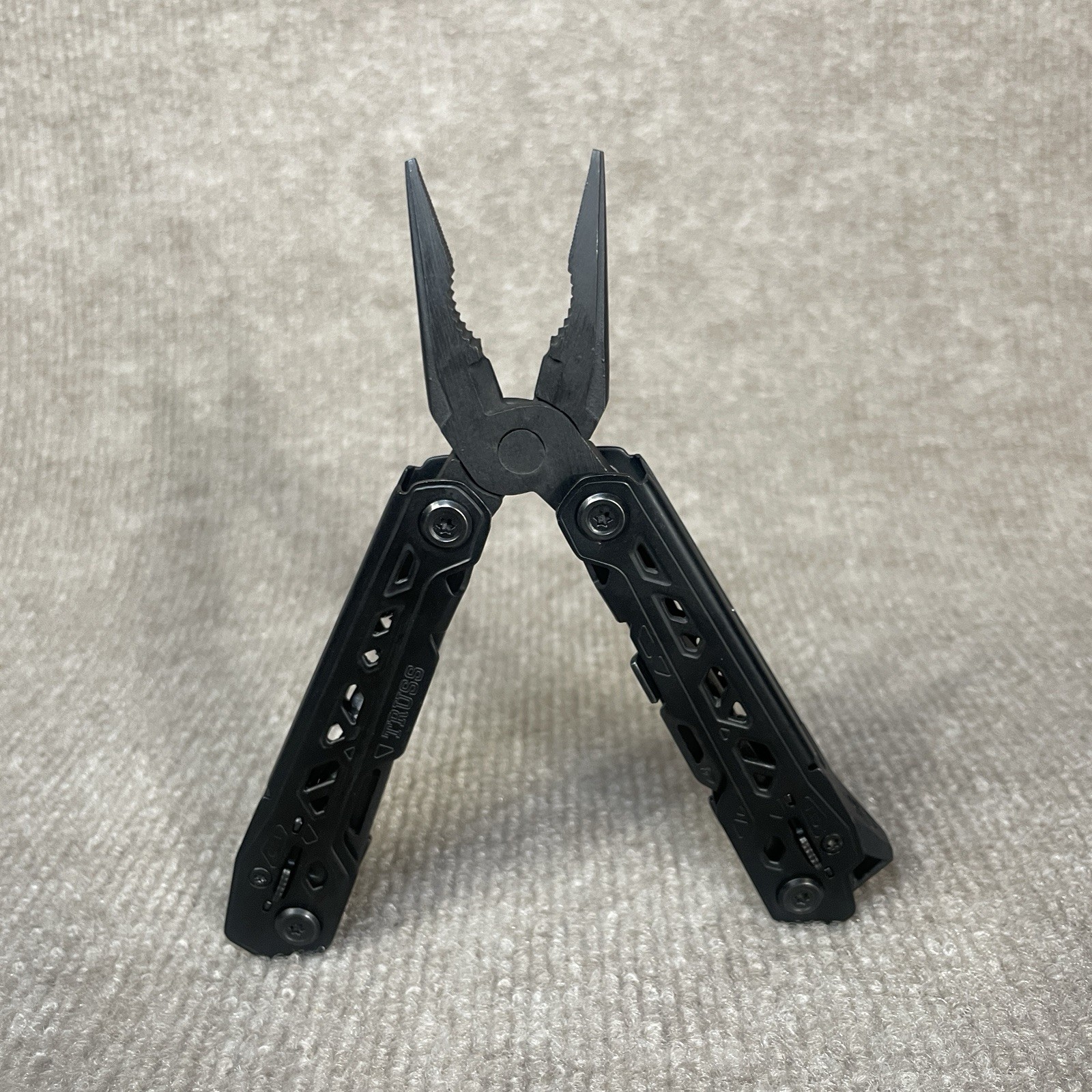Gerber Truss Needle Nose Pliers Multi-Tool 17-in-One in Black 31-003884
