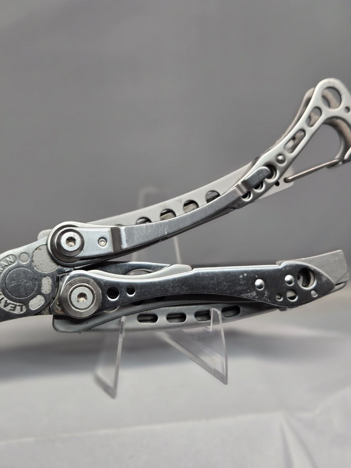 LEATHERMAN Skeletool Multi Tool – Plain Edge Blade Knife Pliers Carabiner!