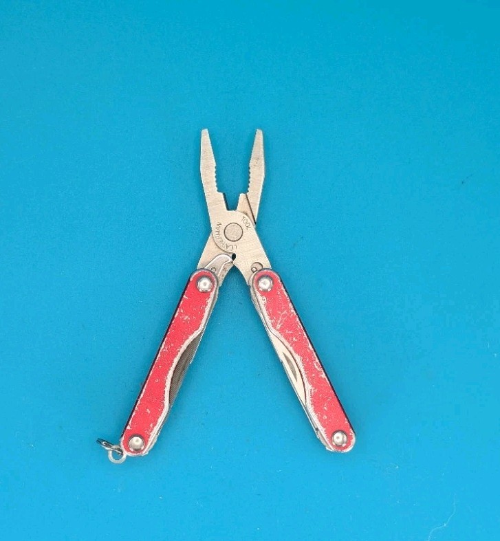 Leatherman Squirt P4 Multi-Tool, Key Ring, Retired, RED!