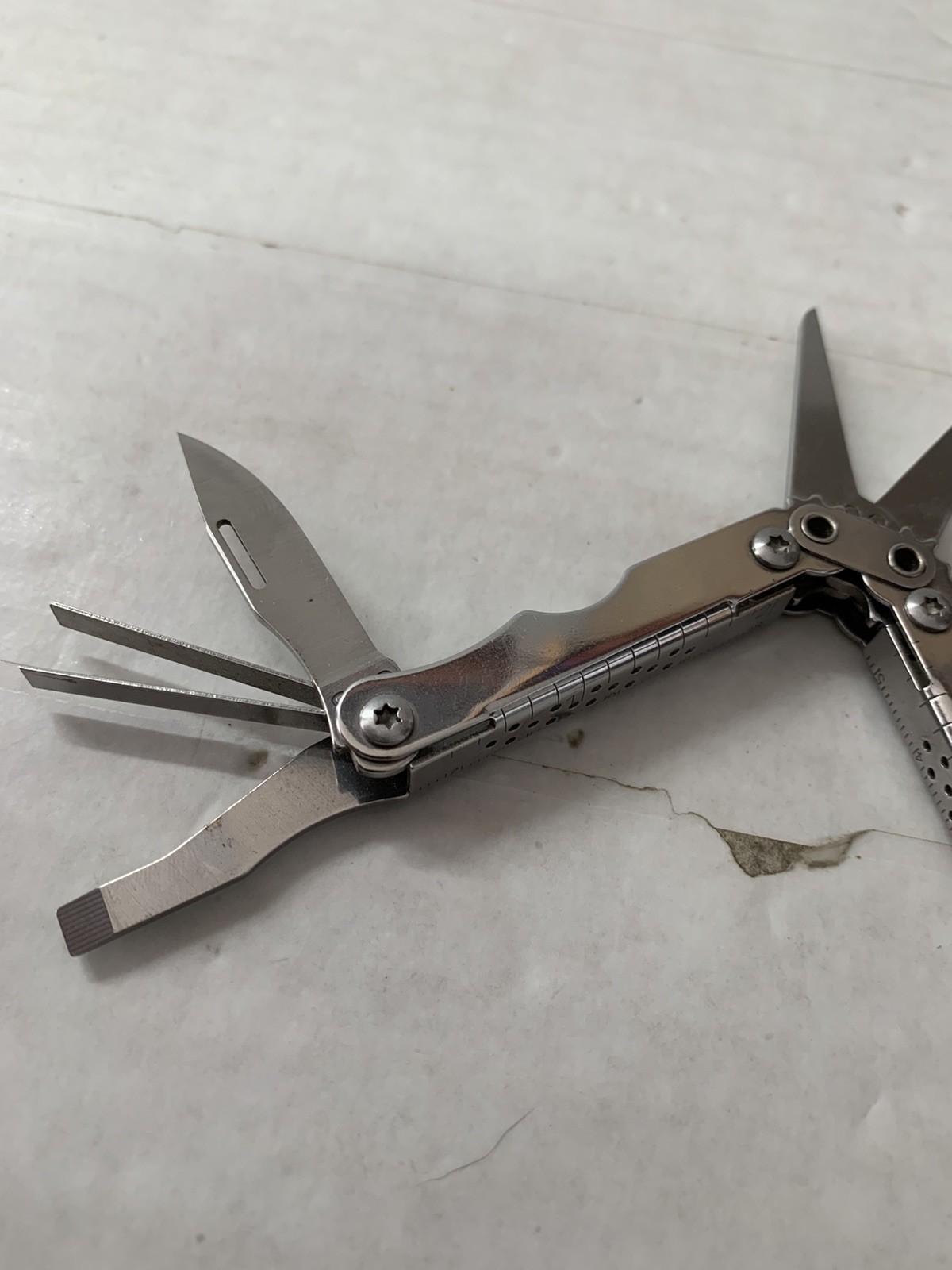 SOG Crosscut Stainless Steel Multi-Tool. Pliers Knife 8 Tools Total