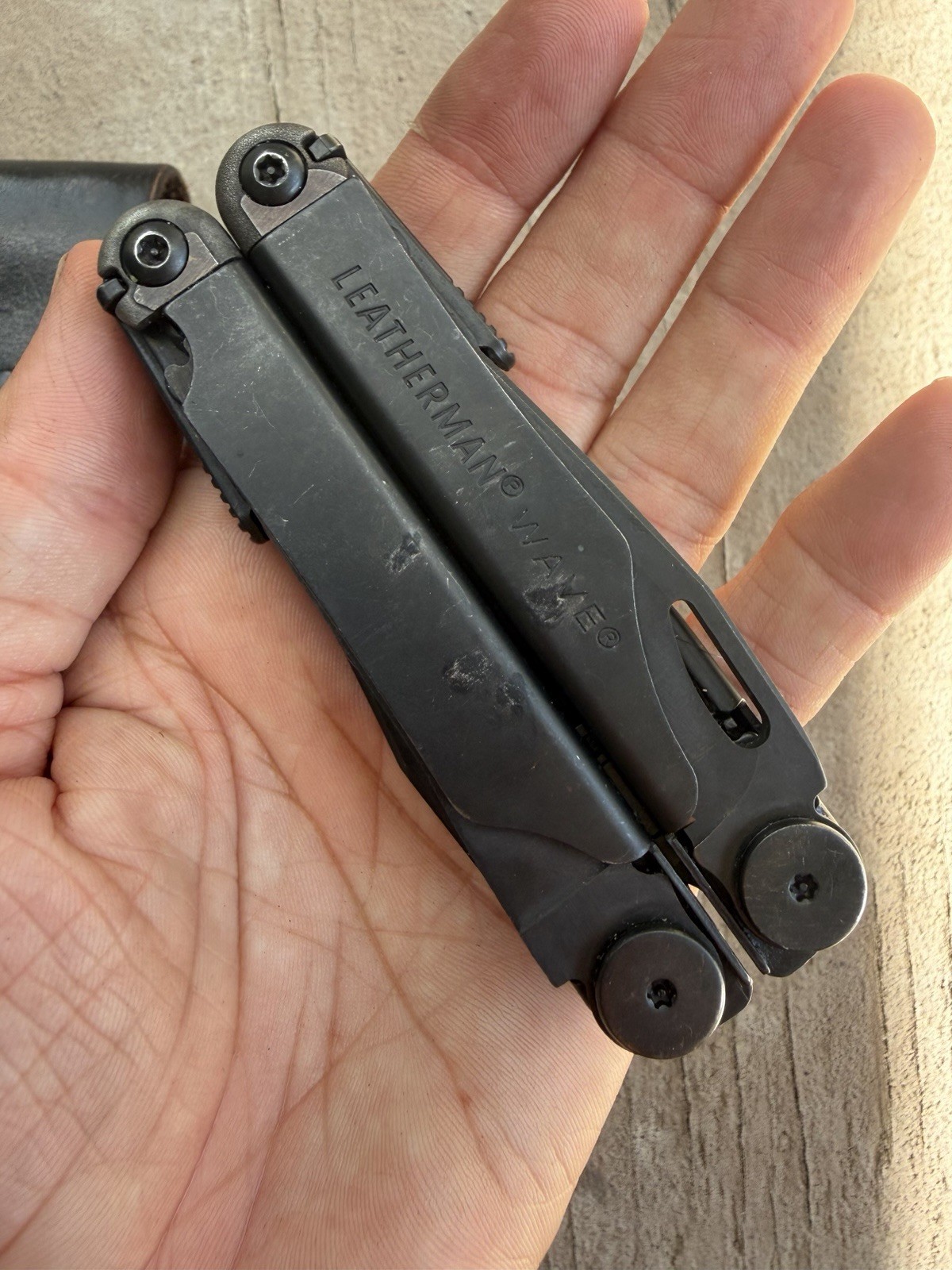 LEATHERMAN WAVE BLACK OXIDE STAINLESS STEEL FOLDING MULTI TOOL IN LEATHER SHEATH
