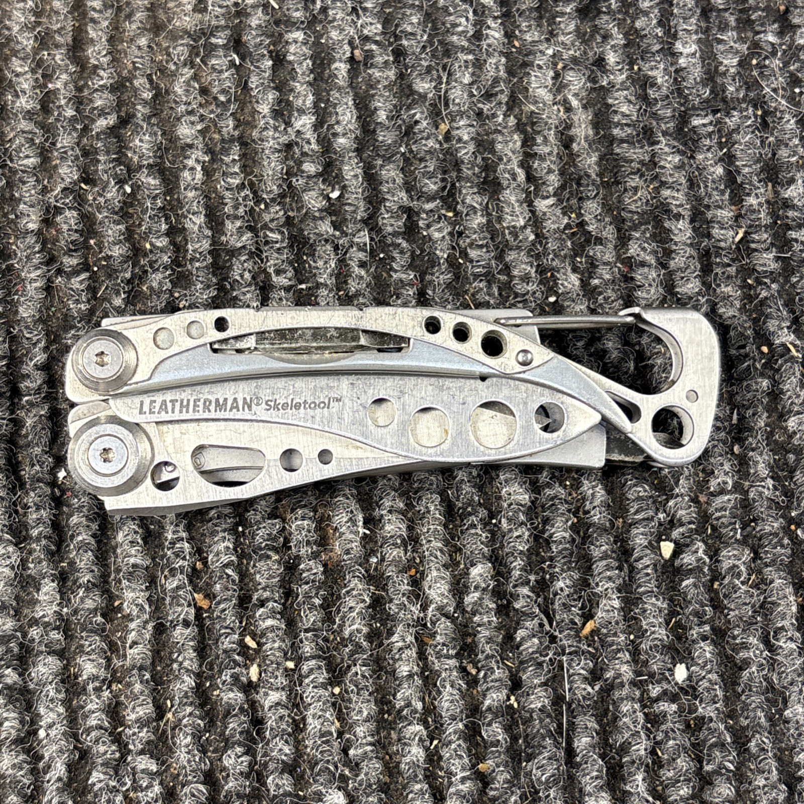 LEATHERMAN Skeletool Multi Tool – Combo Edge Blade Knife Pliers Carabiner (070)