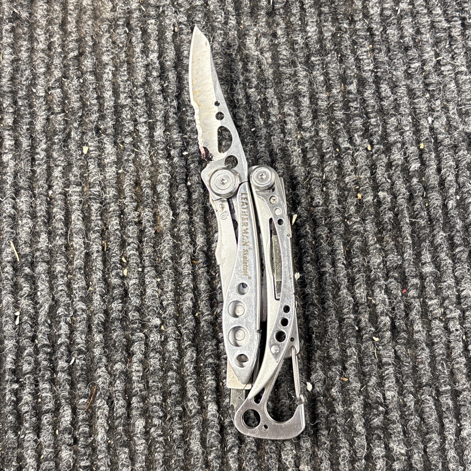 LEATHERMAN Skeletool Multi Tool – Combo Edge Blade Knife Pliers Carabiner (067)