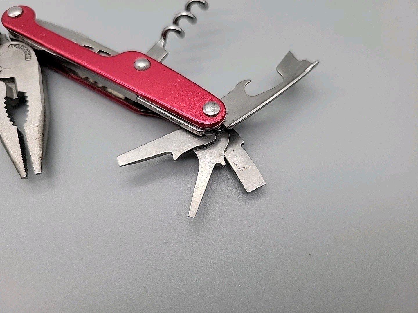 Leatherman JUICE C2 Multitool – Dated 0508 – Red – Knife, Pliers *Retired*