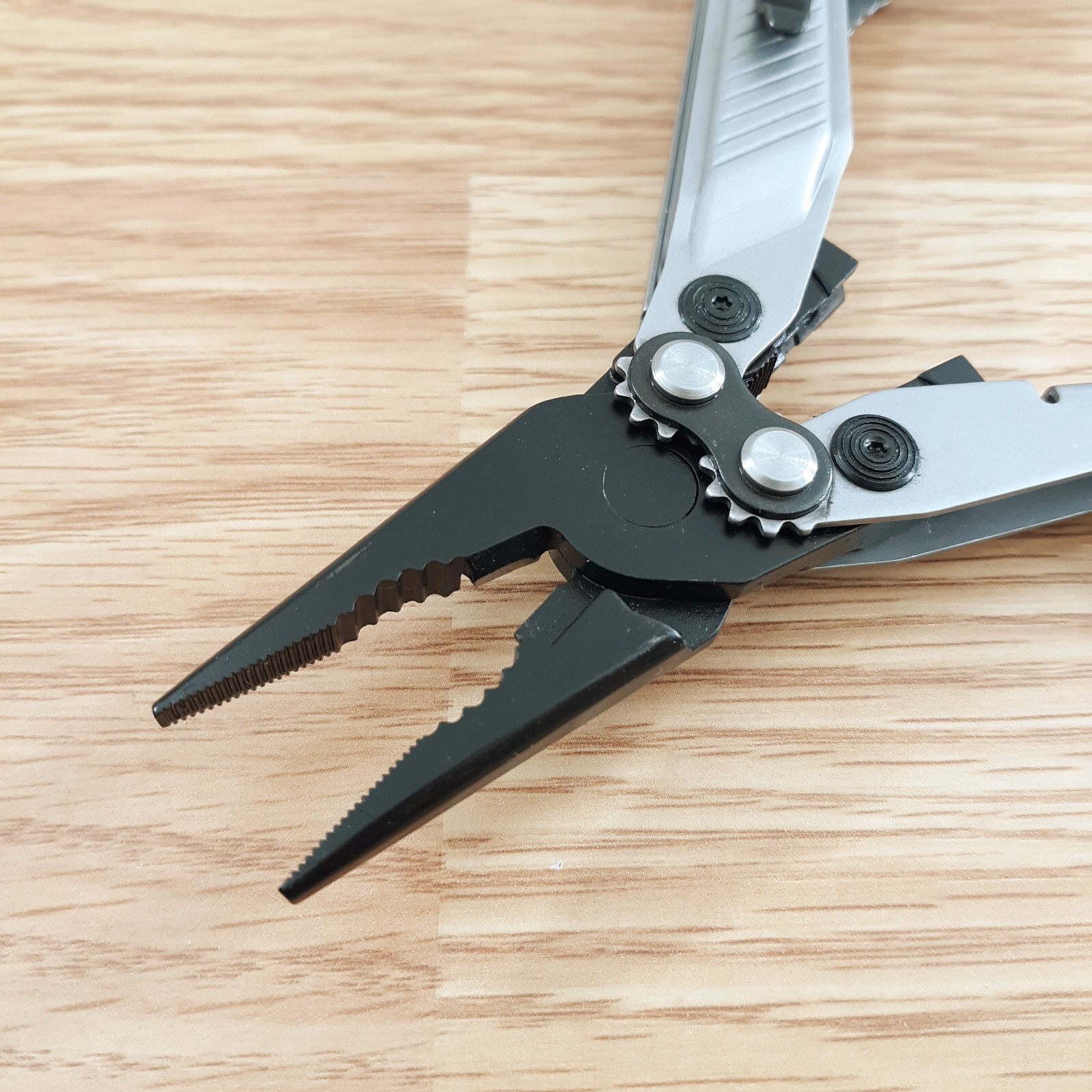 SOG Flash MT Linerlock Multi-Tool D2 Tool Steel Blade Stainless Steel Handle